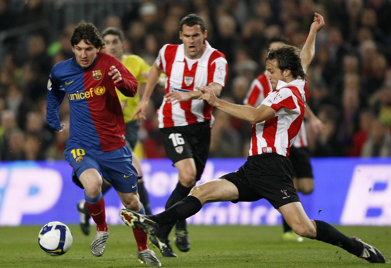 Leo Messi trata de irse de Carlos Gurpegi durante la final de Copa en Mestalla de 2009.
