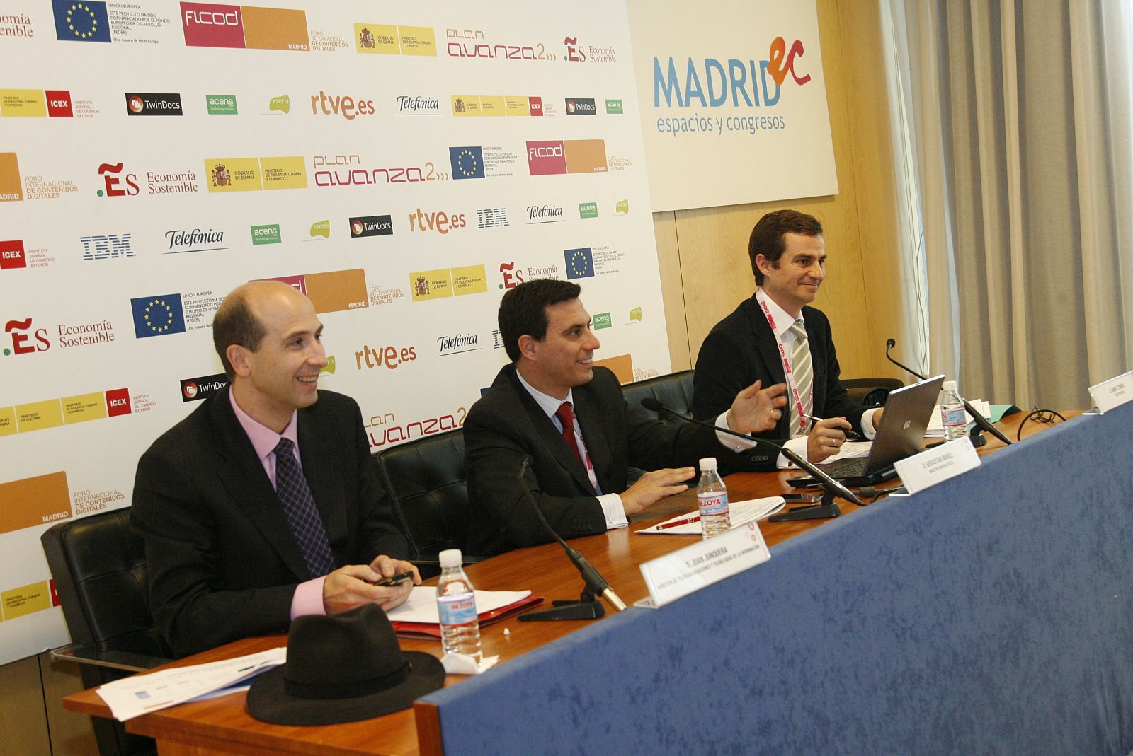 Sebastián Muriel (centro) junto a Daniel Torres y Juan Junquera durante la presentación del informe.