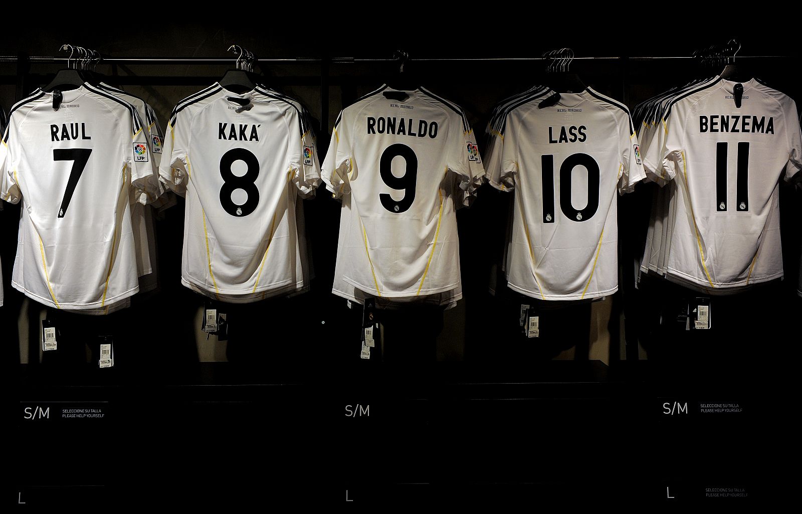 Camisetas del Real Madrid, en la tienda del club.