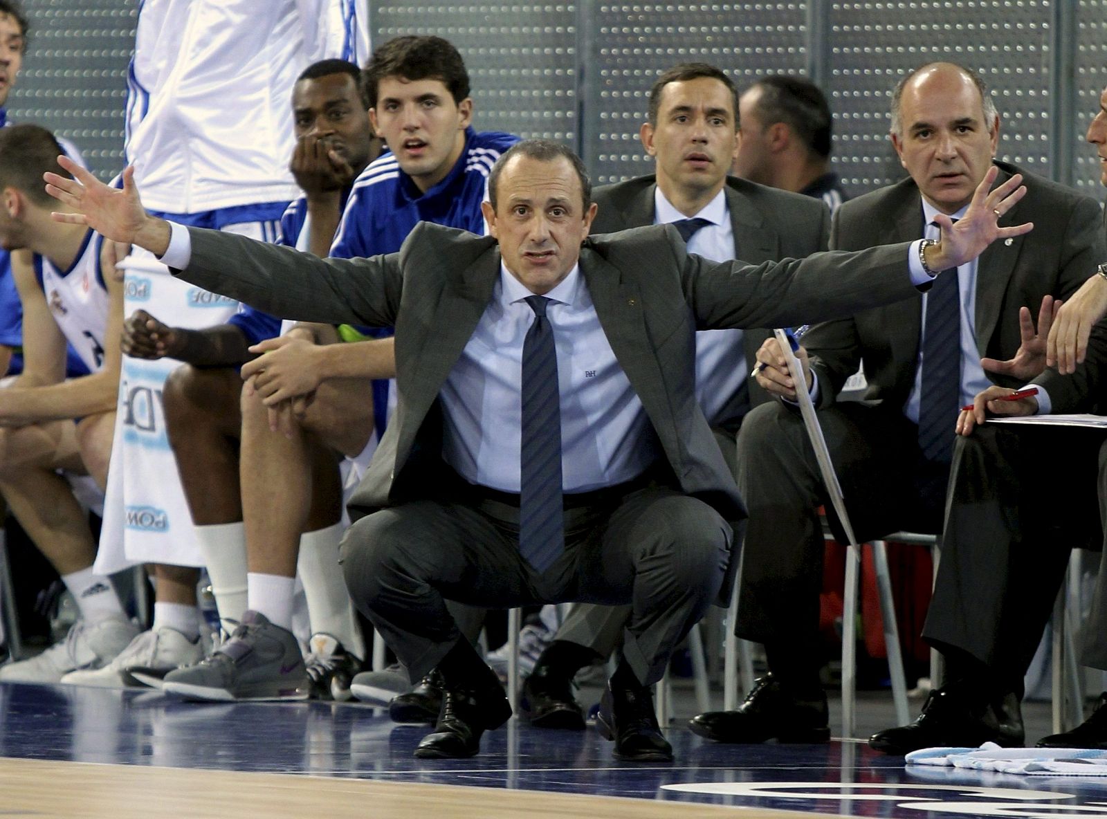 El entrenador del Real Madrid, Ettore Messina, da instrucciones a sus jugadores