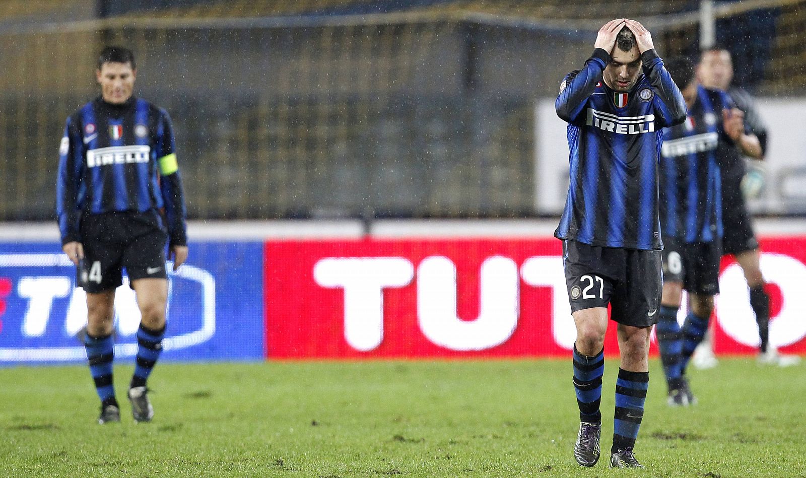 Los jugadores del Inter de Milan se lamentan en Verona.