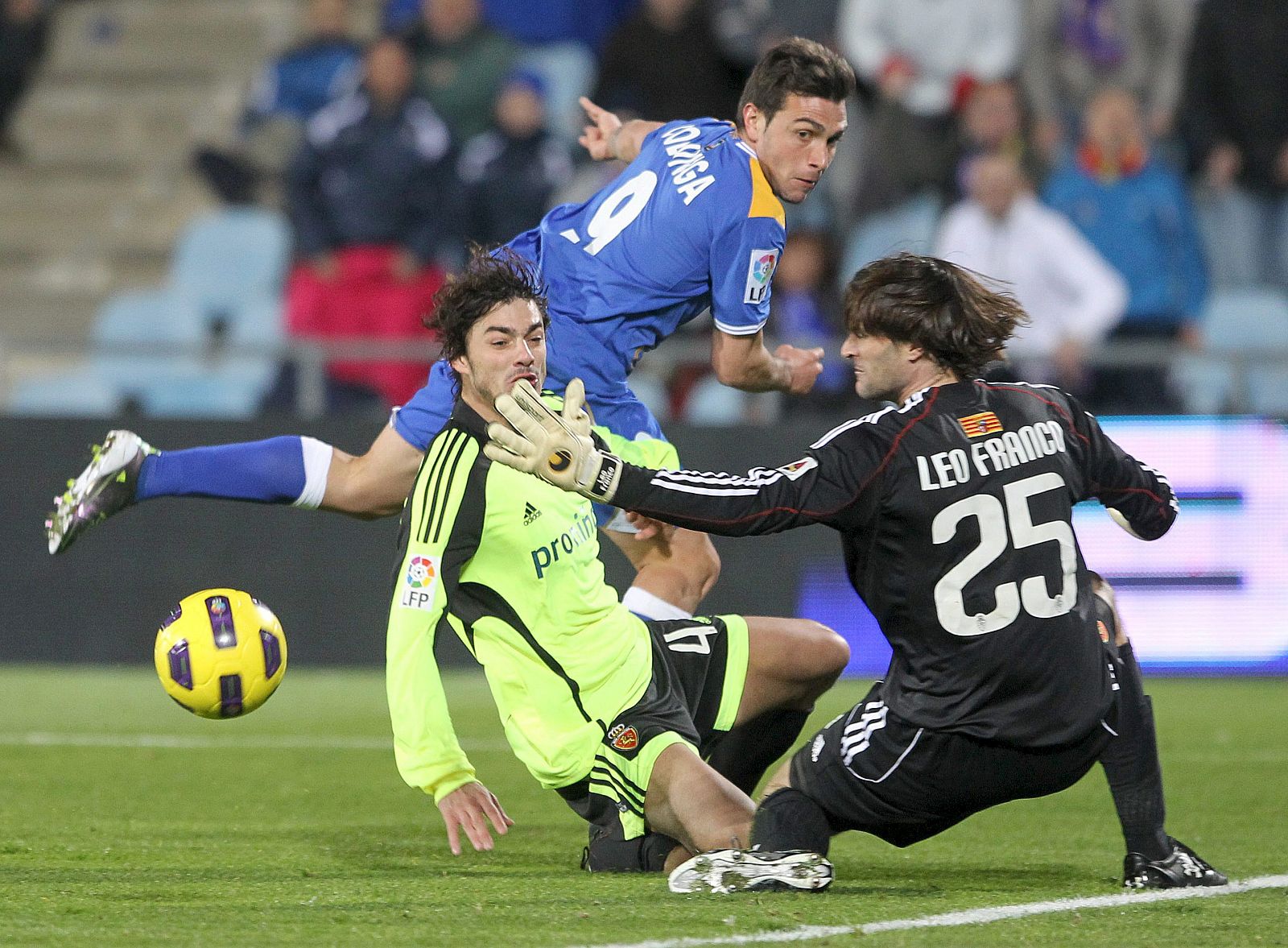 El jugador del Getafe, Colunga (c), dispara a puerta ante el guardameta argentino del Real Zaragoza, Leo Franco