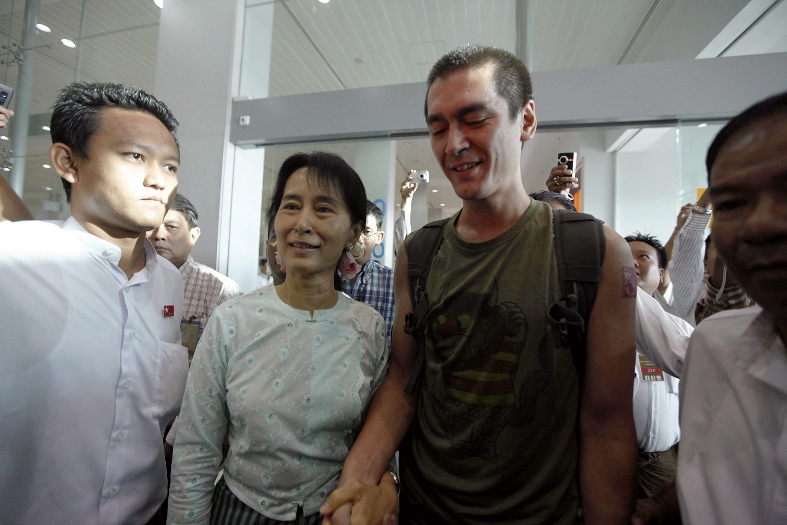 La líder opositora birmbana, Aung San Suu Kyi, junto con su hijo Kim Aris, al que llevaba diez años sin ver, en el aeropuerto de Ragún