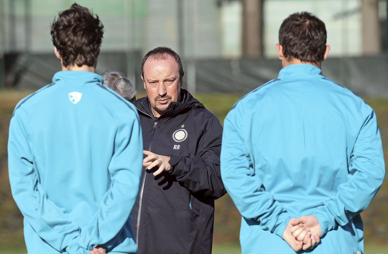 El entrenador del Inter de Milán, el español Rafael Benítez, da instrucciones a sus jugadores durante el entrenamiento