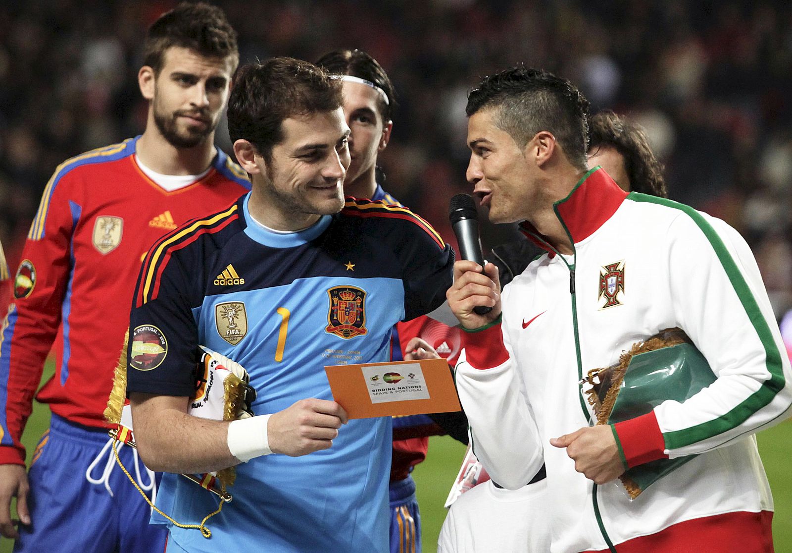 El guardameta de la selección española, Iker Casillas y el delantero de Portugal, Cristiano Ronaldo, apoyaron la candidatura ibérica en Lisboa.