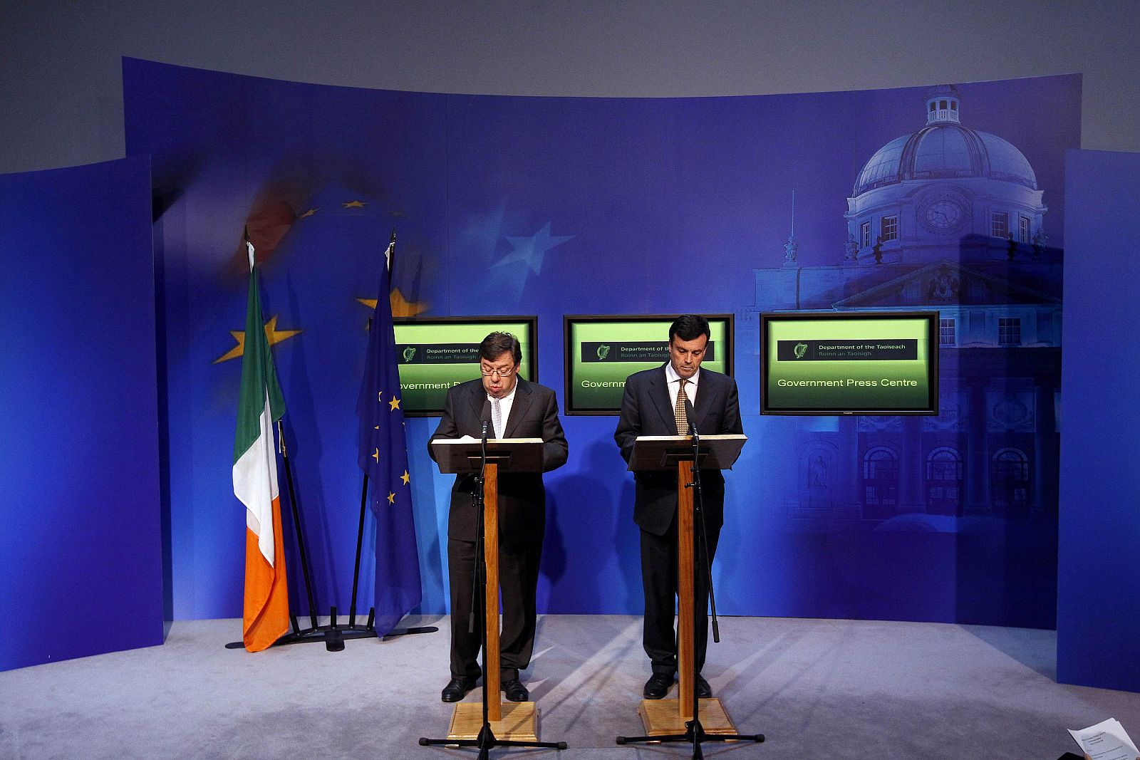 El primer ministro irlandés, Brian Cowen y el ministro de finanzas, Brian Lenihan, durante una rueda de prensa