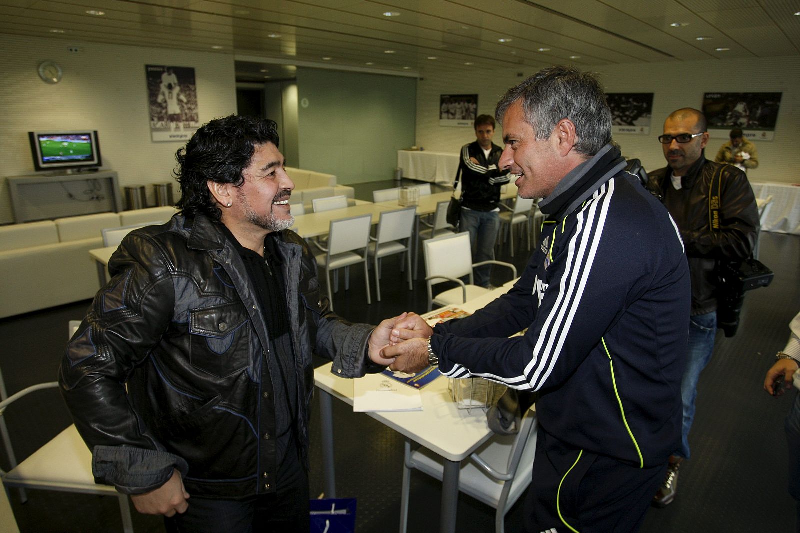Imagen del encuentro que tuvieron Maradona y Mourinho en Valdebebas