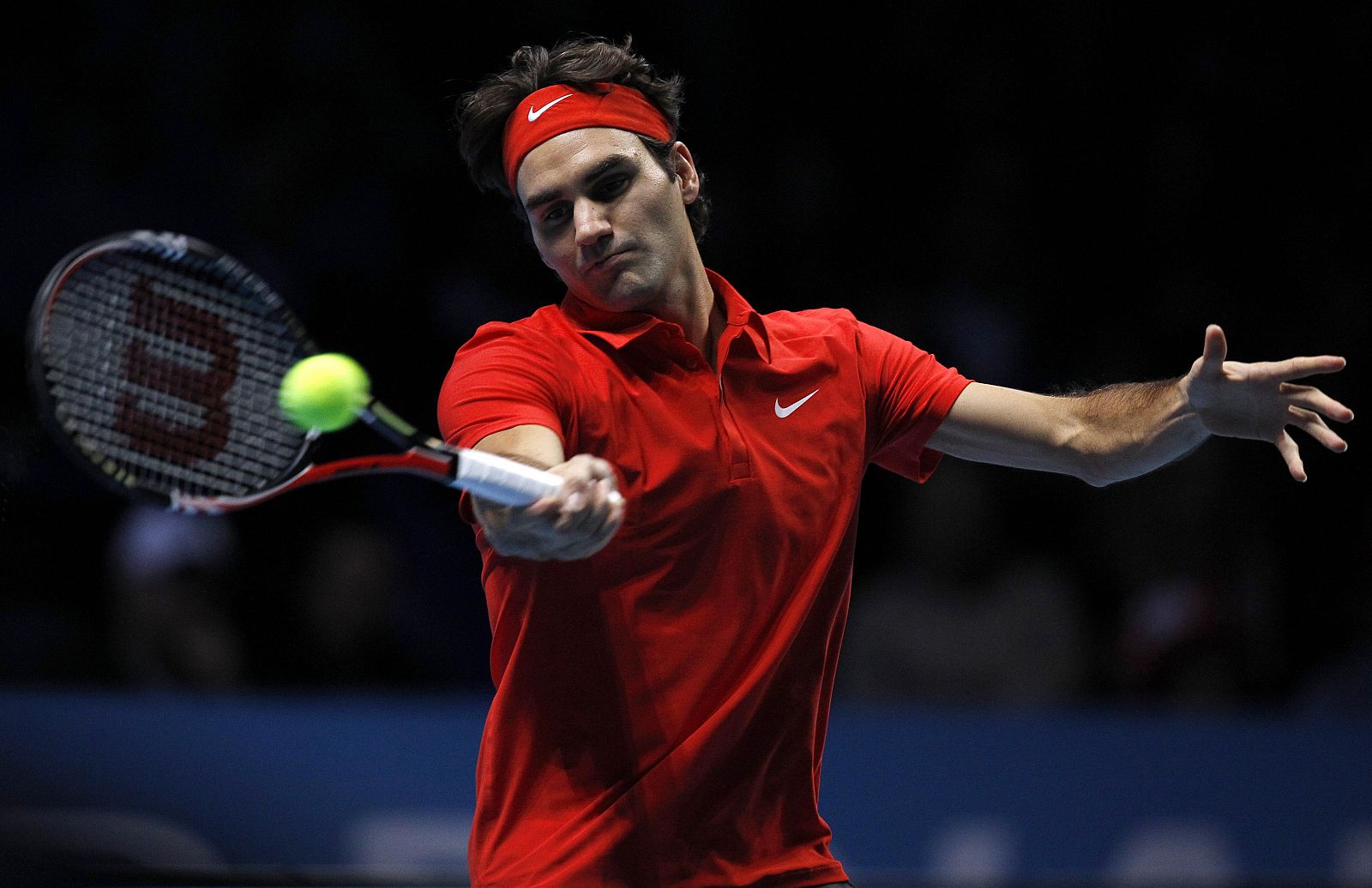 El suizo Roger Federer en uno de sus golpeos ganadores ante Djokovic para meterse en la final de la Copa de Maestros.