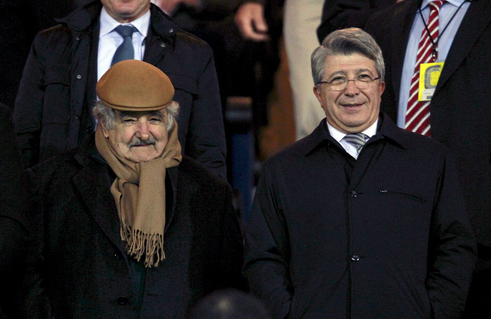 El presidente del Atlético de Madrid, Enrique Cerezo (d), junto al presidente de Uruguay, José Mújica