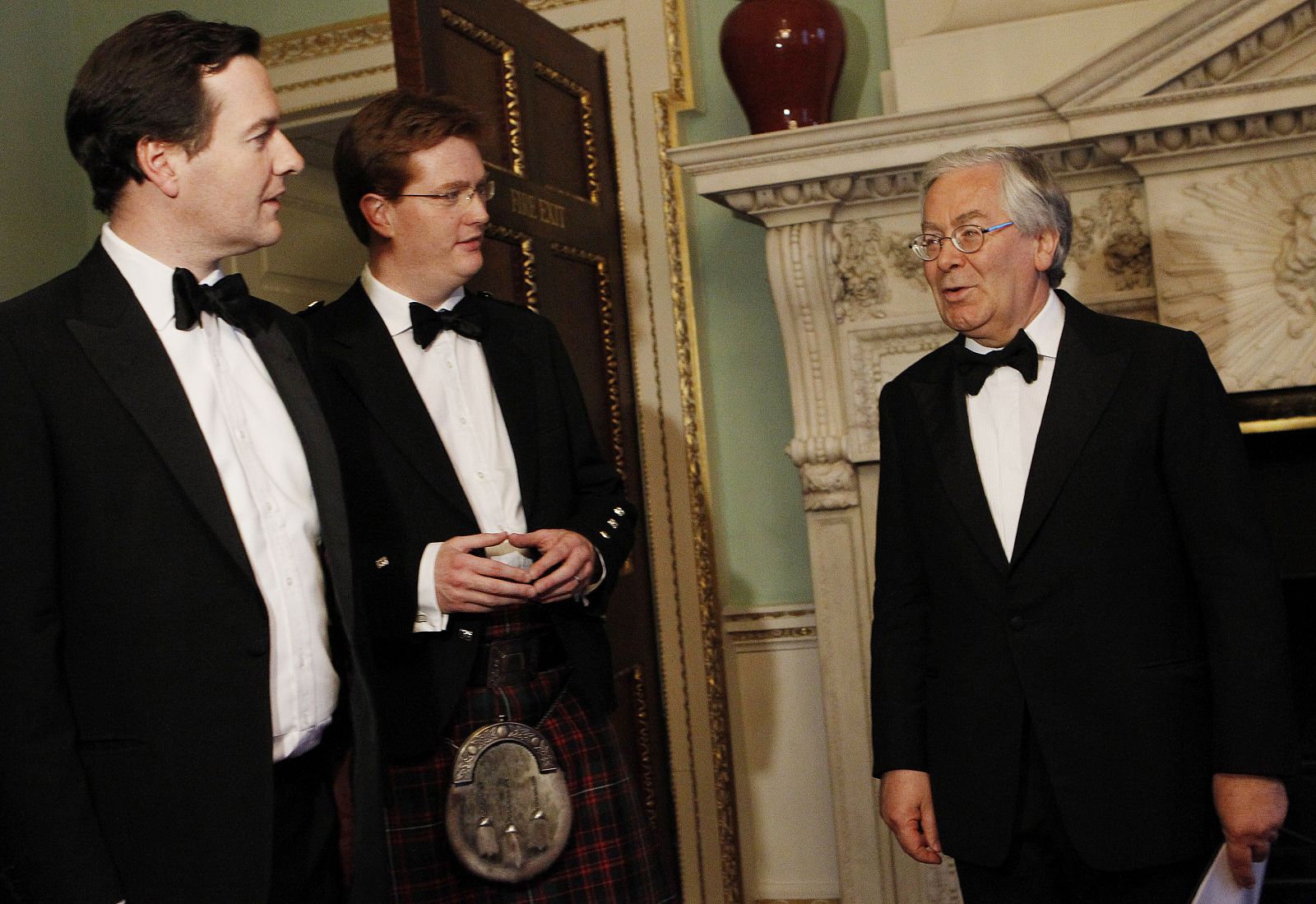 El canciller del Tesoro, George Osborne, con el gobernador del Banco de Inglaterra.