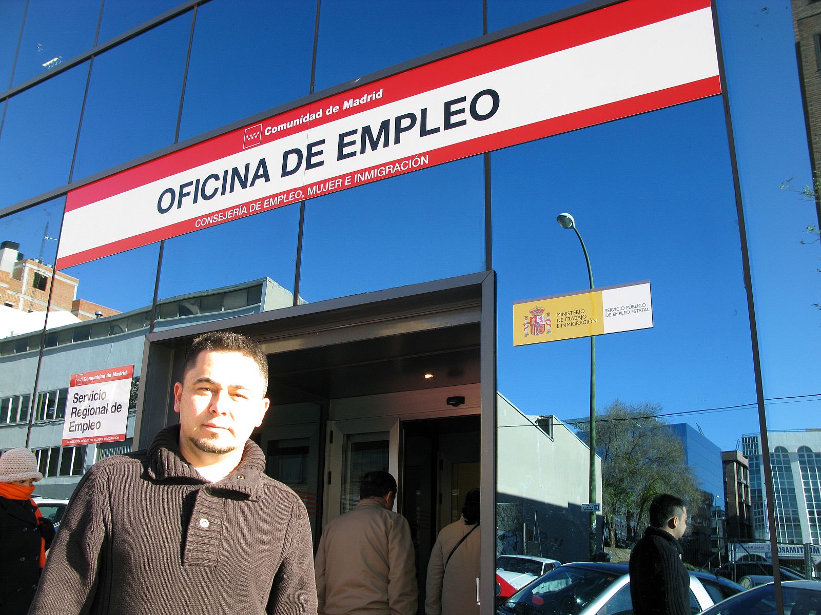 Un joven sale de una oficina de empleo en Madrid