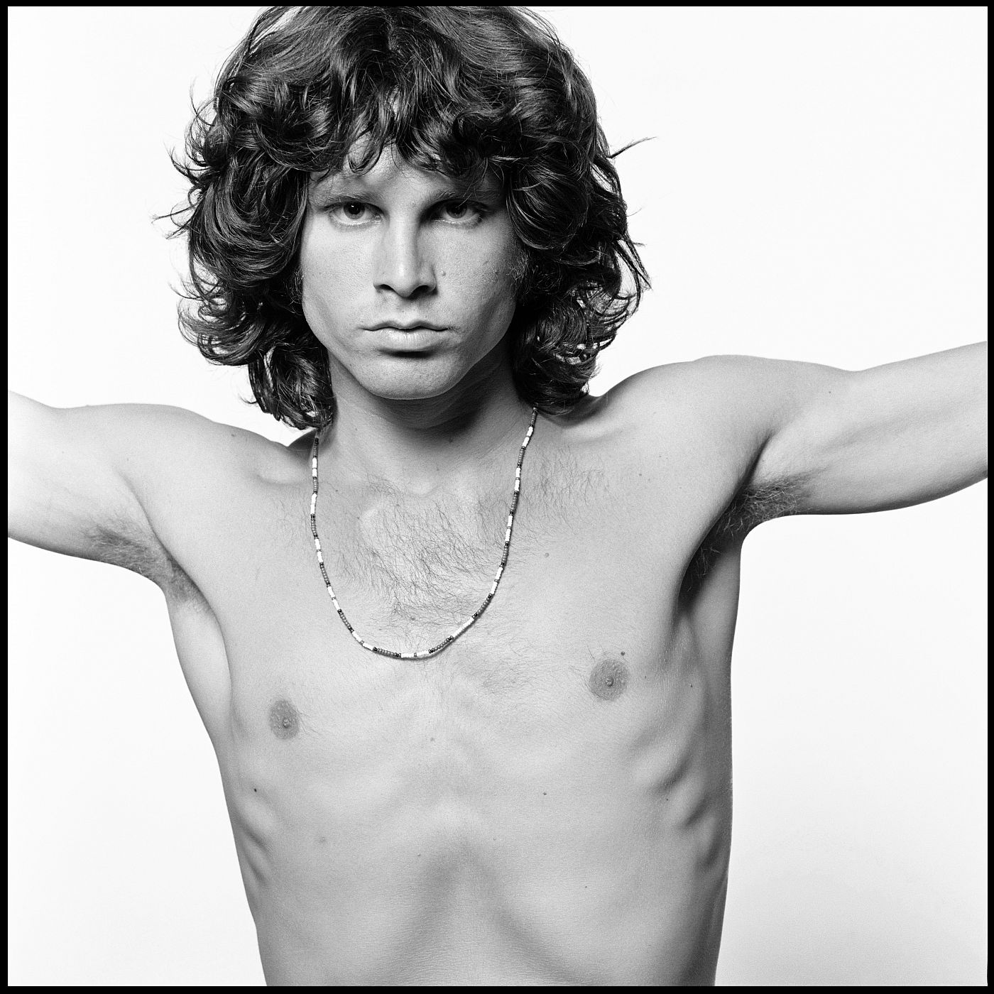 Jim Morrison, "The young lion" (El joven león); una de sus imágenes más reconocibles, de la sesión de fotos que le hizo a The Doors Joel Brodsky en Nueva York en 1967.