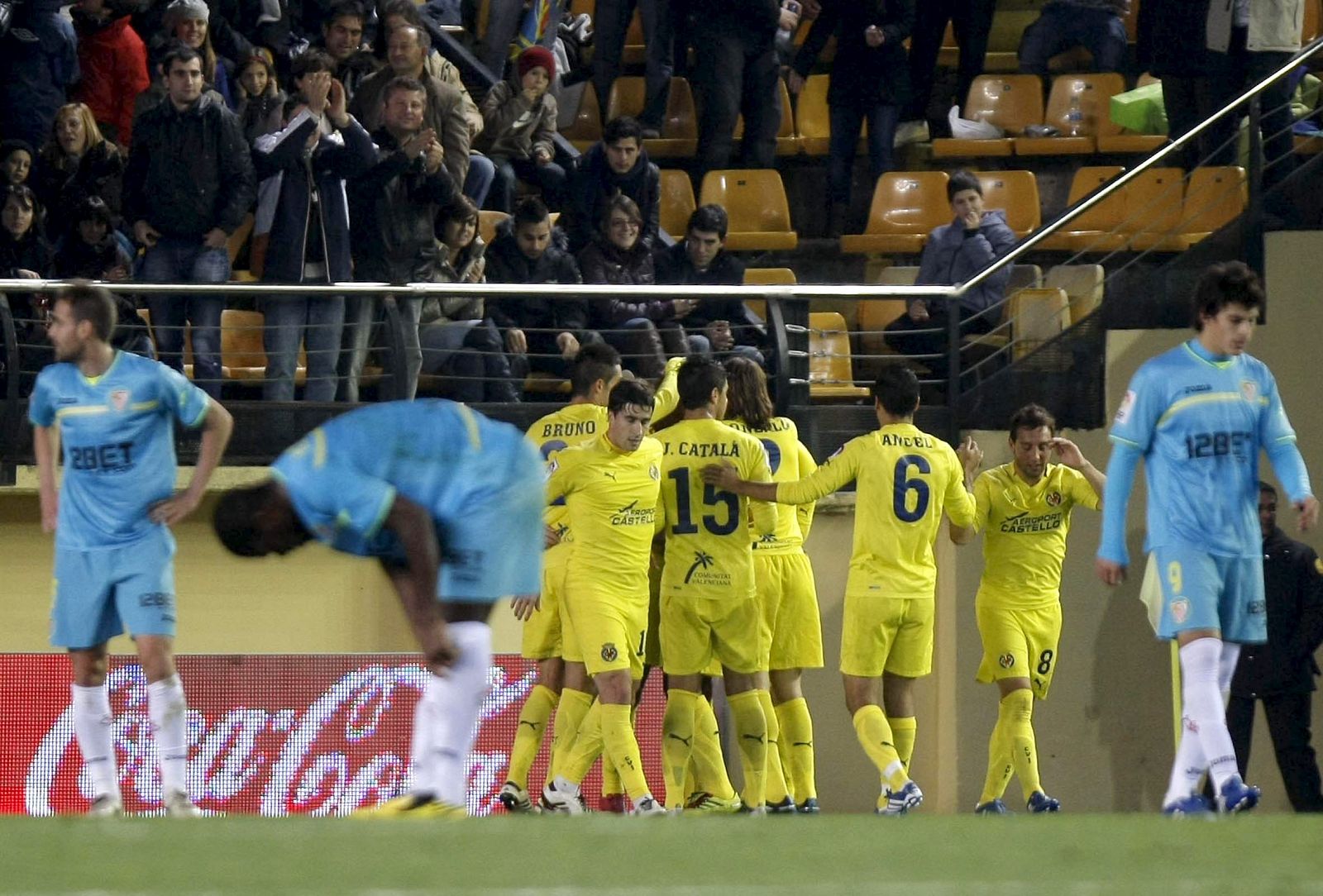 Los jugadores del Villarreal celebran el gol del equipo castellonense.