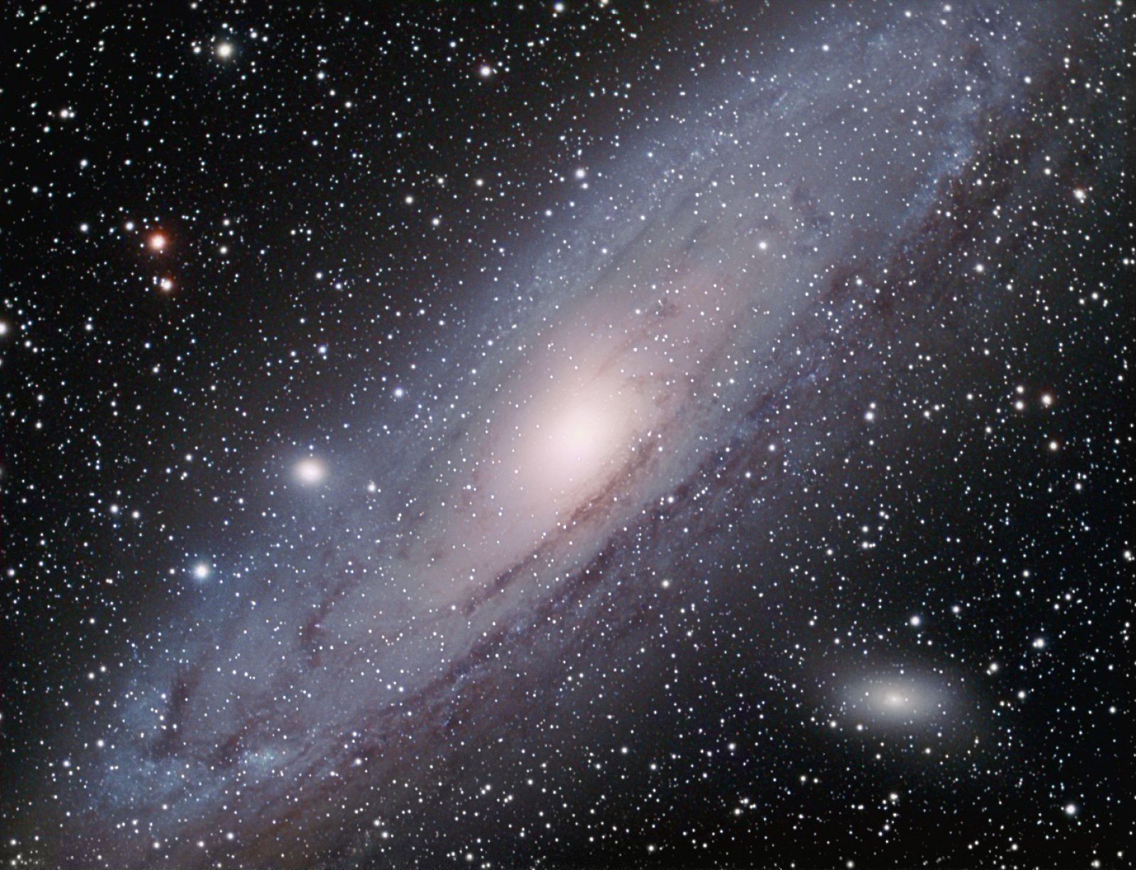 La galaxia de Andrómeda (M31) está situada a tan sólo 2.3 millones de años luz de la Tierra, lo que la convierte en la galaxia gigante más cercana a la Vía Láctea