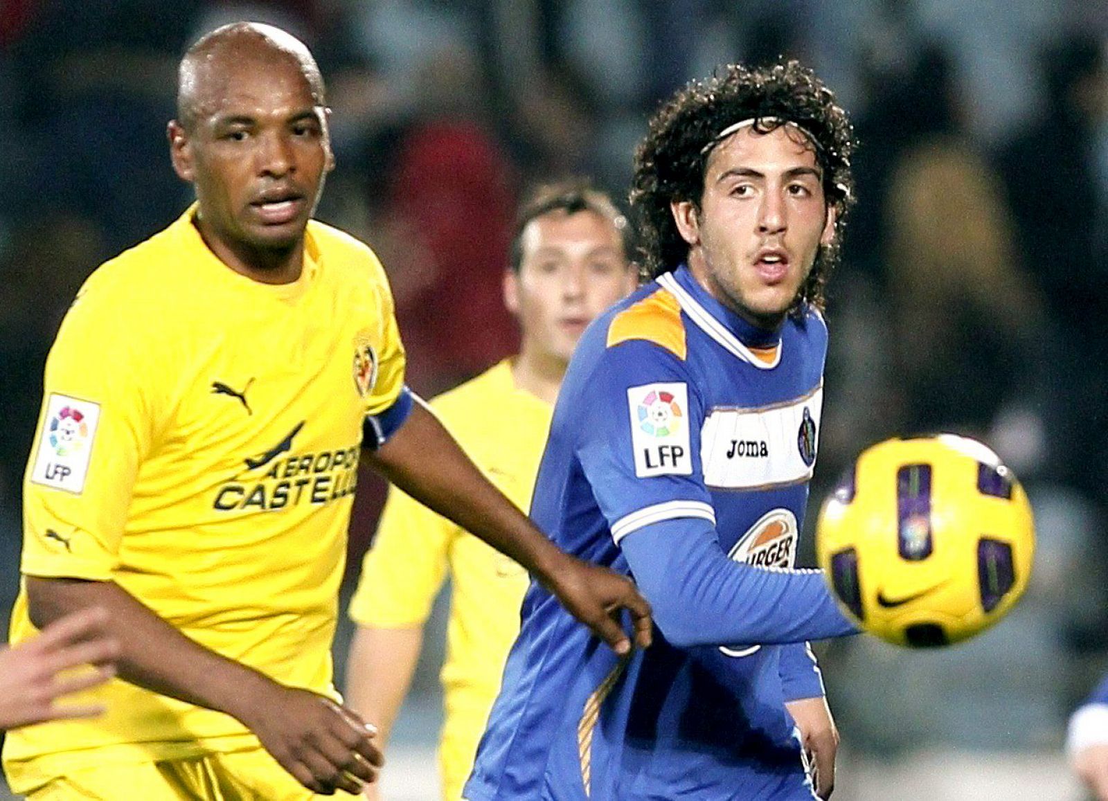 El centrocampista del Getafe CF Daniel Parejo pugna por el balón con el mediocentro brasileño del Villarreal CF Marcos Senna.