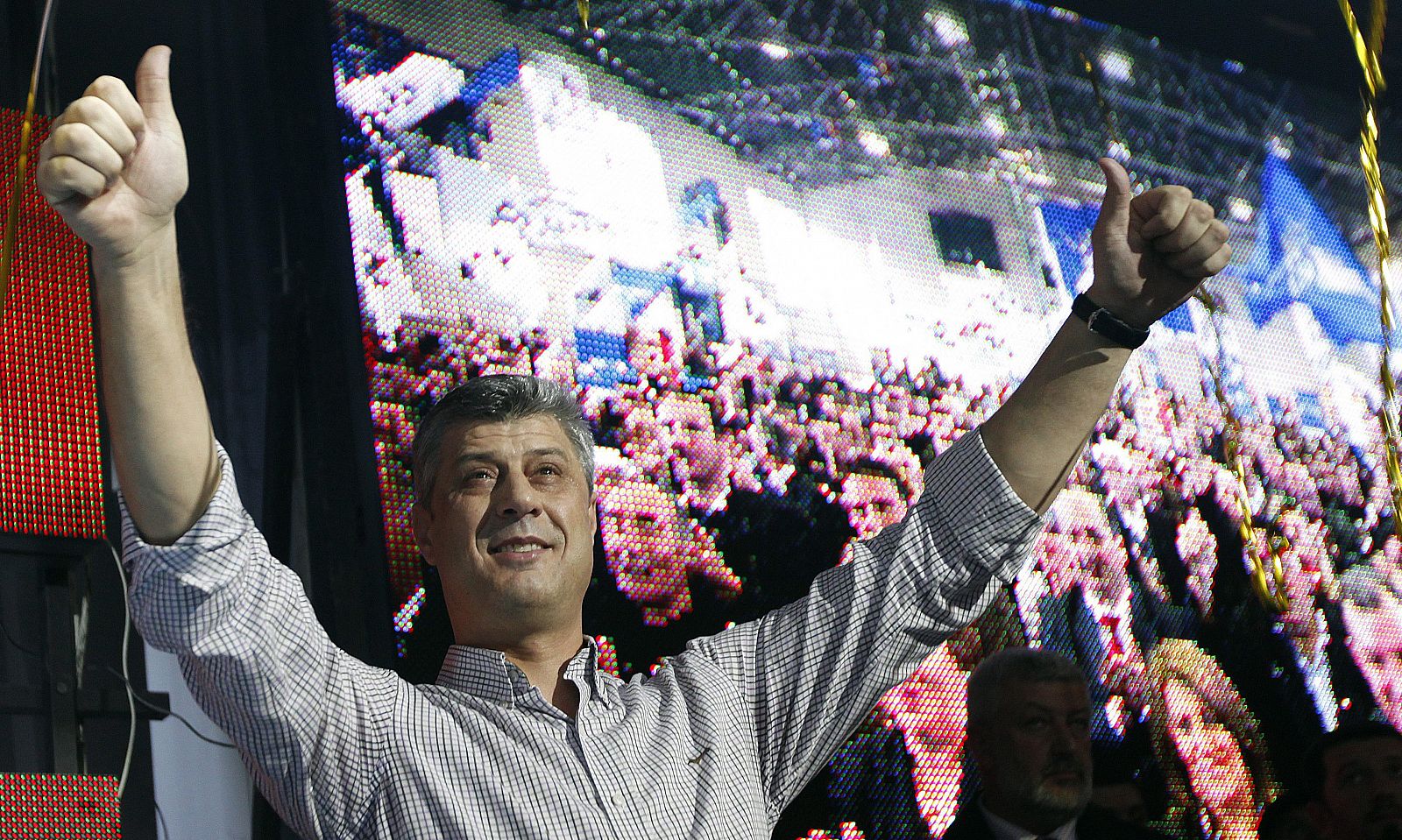 El primer ministro en funciones de Kosovo y líder del Partido Democrático de Kosovo (PDK), Hashim Thaci, celebra su victoria en las elecciones parlamentarias,