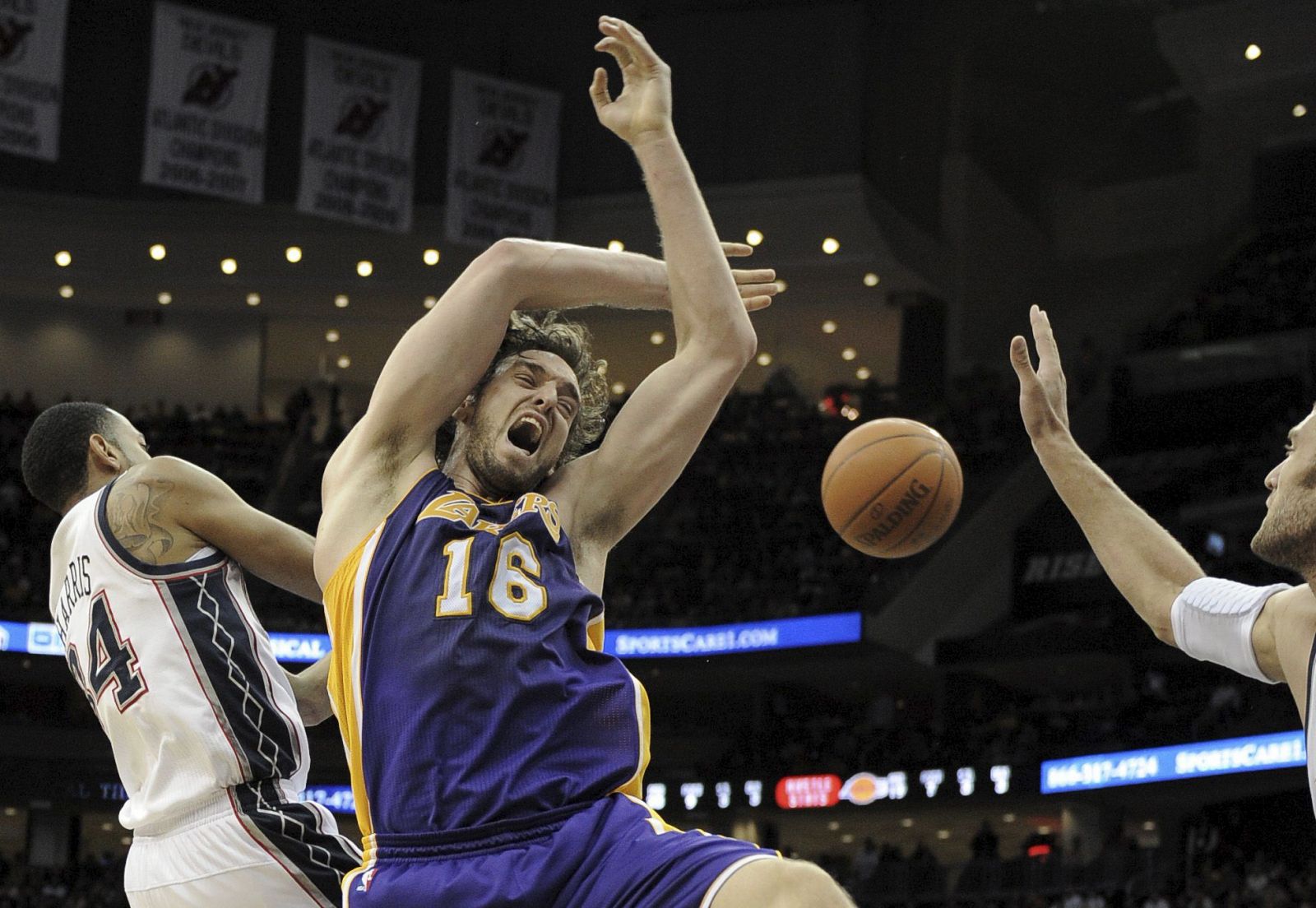 El jugador de Los Ángeles Lakers Pau Gasol en un lance de juego ante New Jersey Nets.