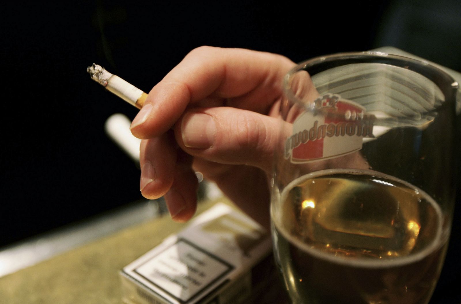 La nueva ley antitabaco busca prohibir fumar en los lugares públicos cerrados como bares y restaurantes.