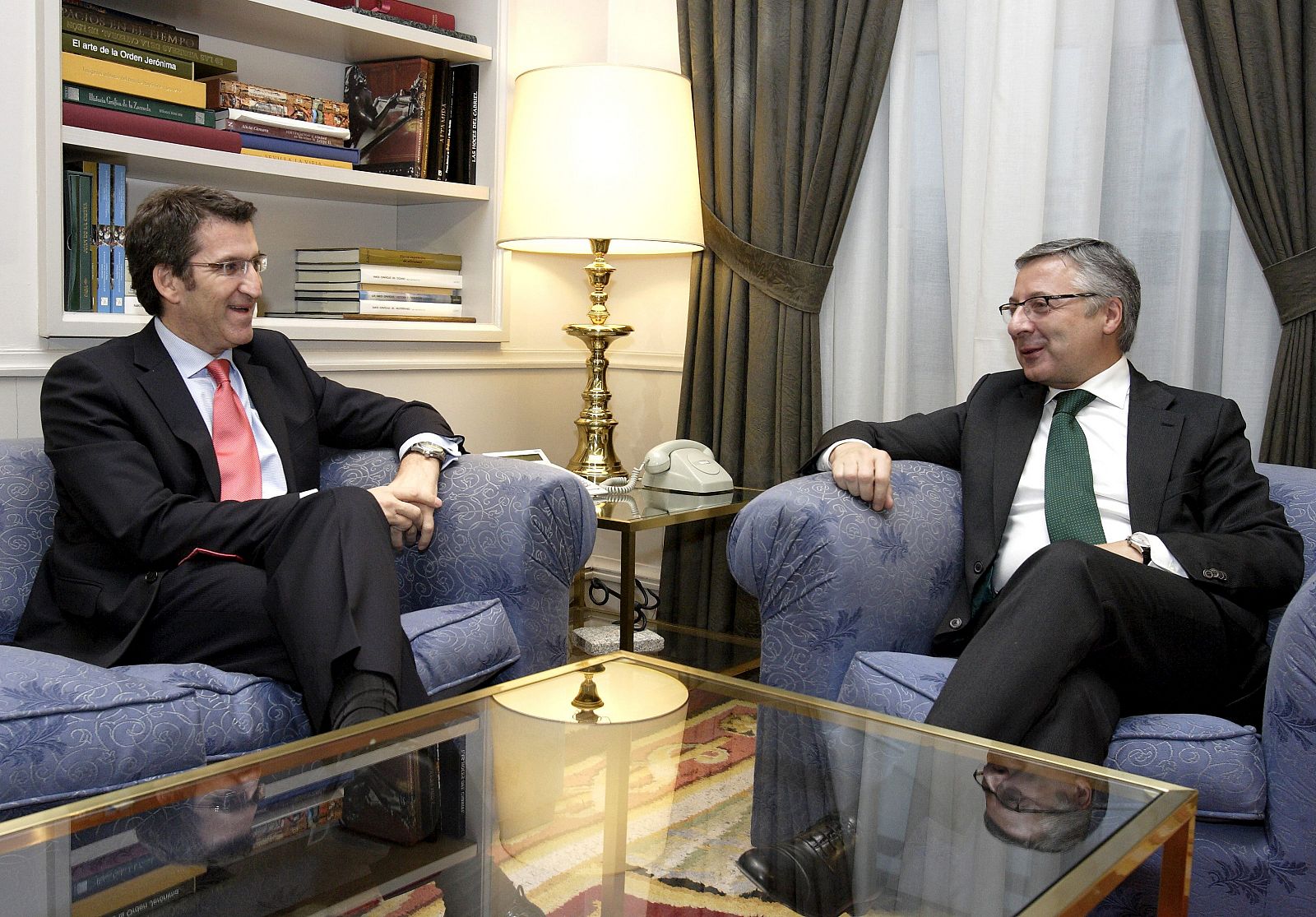 Fotografía facilitada por el Ministerio de Fomento que muestra al titular de dicho ministerio, José Blanco, con el presidente de la Xunta, Alberto Núñez Feijóo
