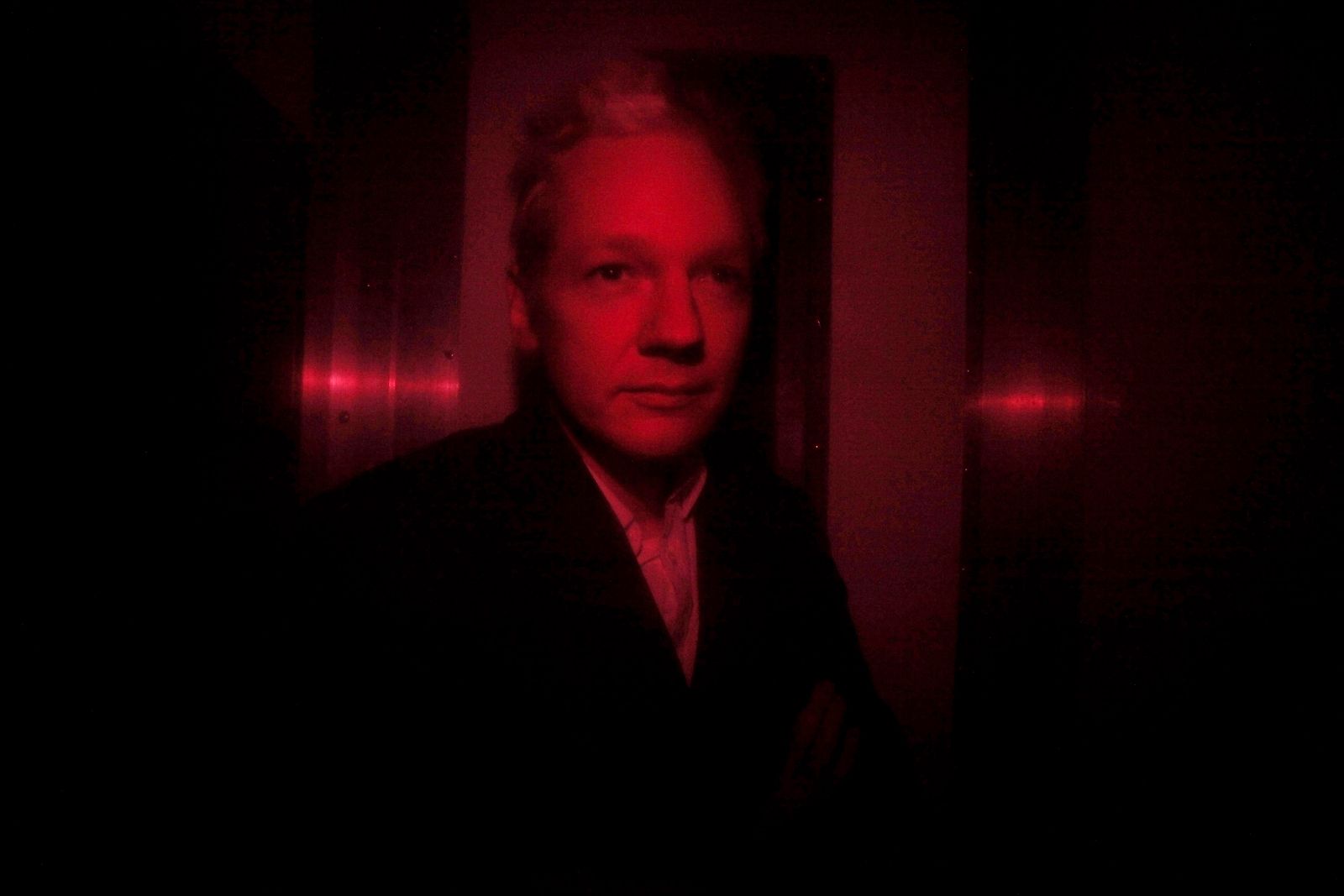 Assange, en el interior del furgón que le lleva a los tribunales.