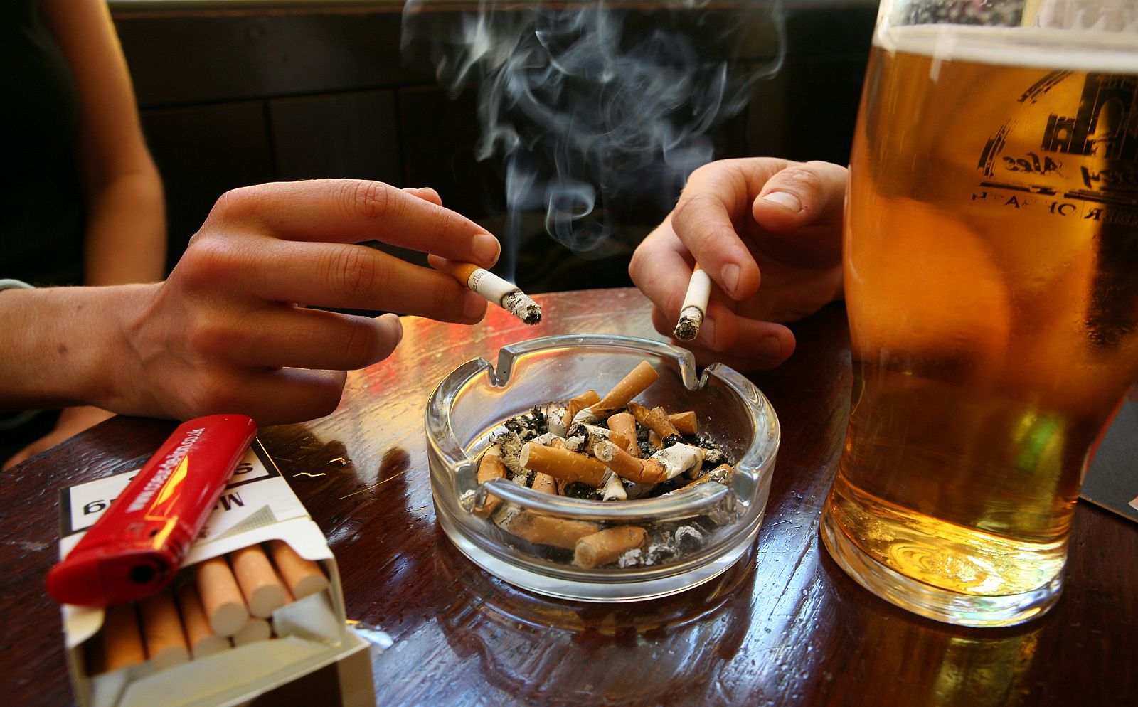 A partir del próximo 2 de enero de 2011 estará prohibido fumar en bares y restaurantes en España.