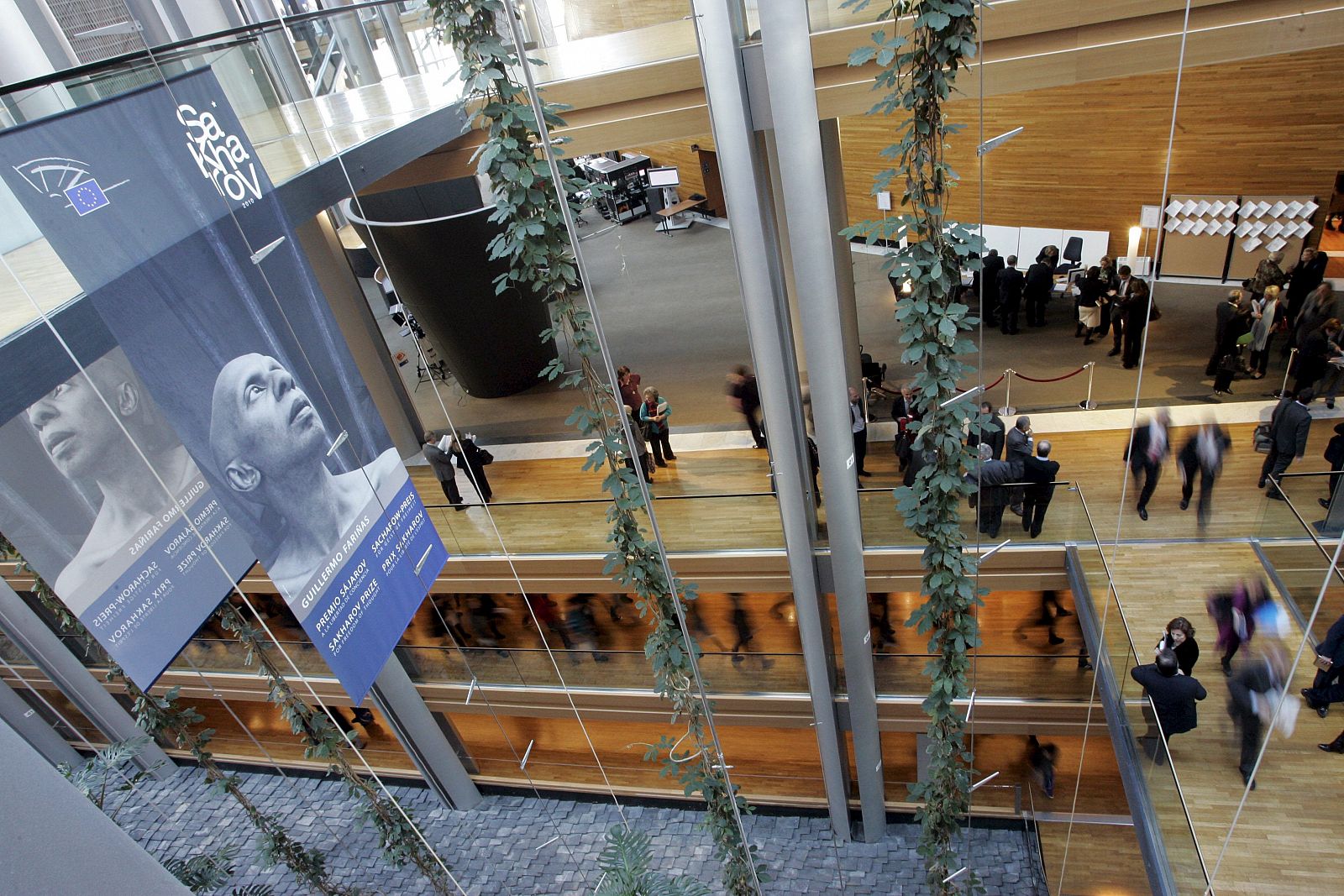 Un cartel con la foto de Guillermo Fariñas cuelga en el interior del Parlamento Europeo en  Estrasburgo  donde se entrega el Premio Sájarov.