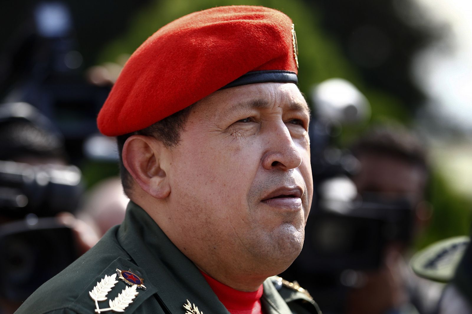 Hugo Chávez durante su visita a los damnificados por las lluvias torrenciales