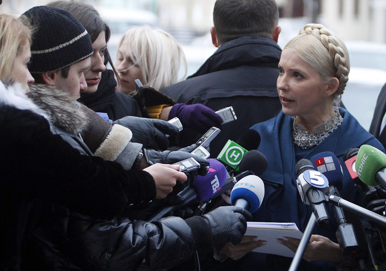 La ex primera ministra ucraniana, Yulia Timoshenko, explica a los medios de comunicación su proceso penal.