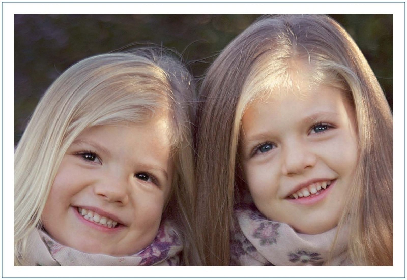 Los príncipes de Asturias han elegido una instantánea de sus dos hijas, Sofía y Leonor, para felicitar la Navidad.