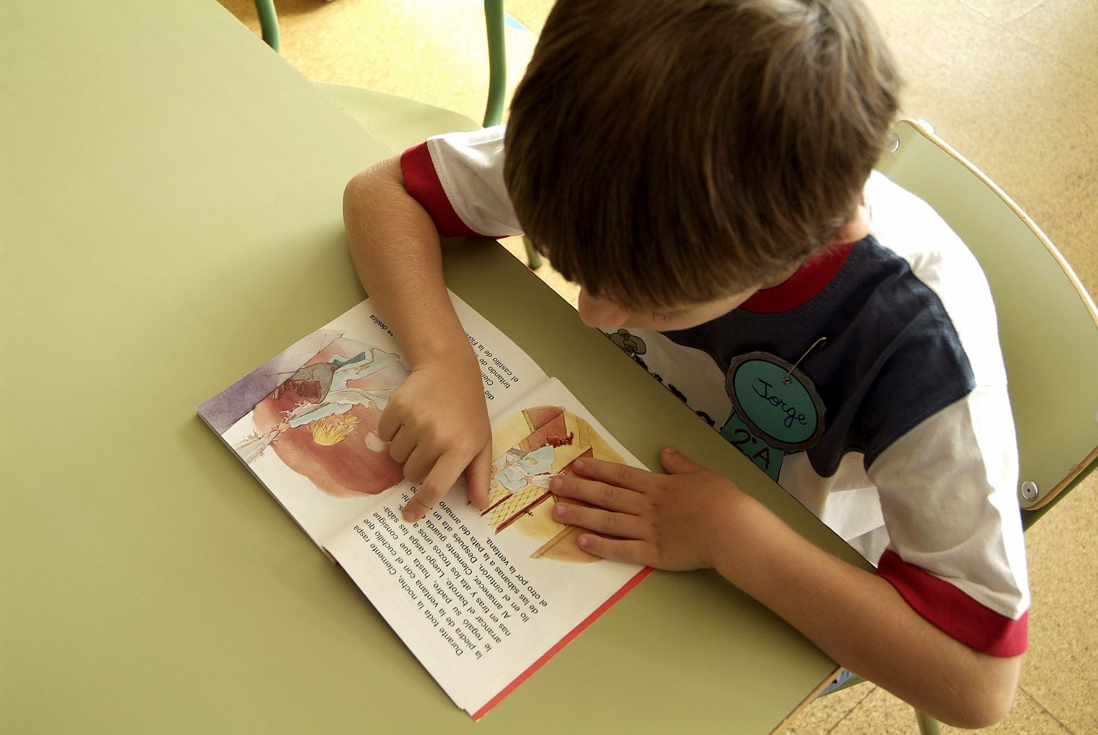 Un niño lee un cuento en un colegio de Madrid.
