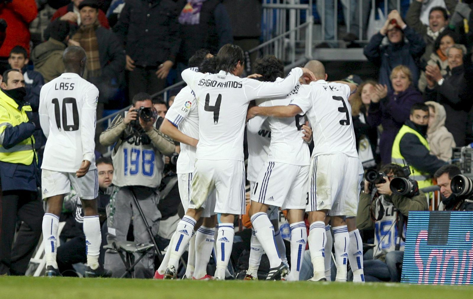 Los jugadores del Real Madrid celebran el gol anotado por el argentino Ángel Di María.