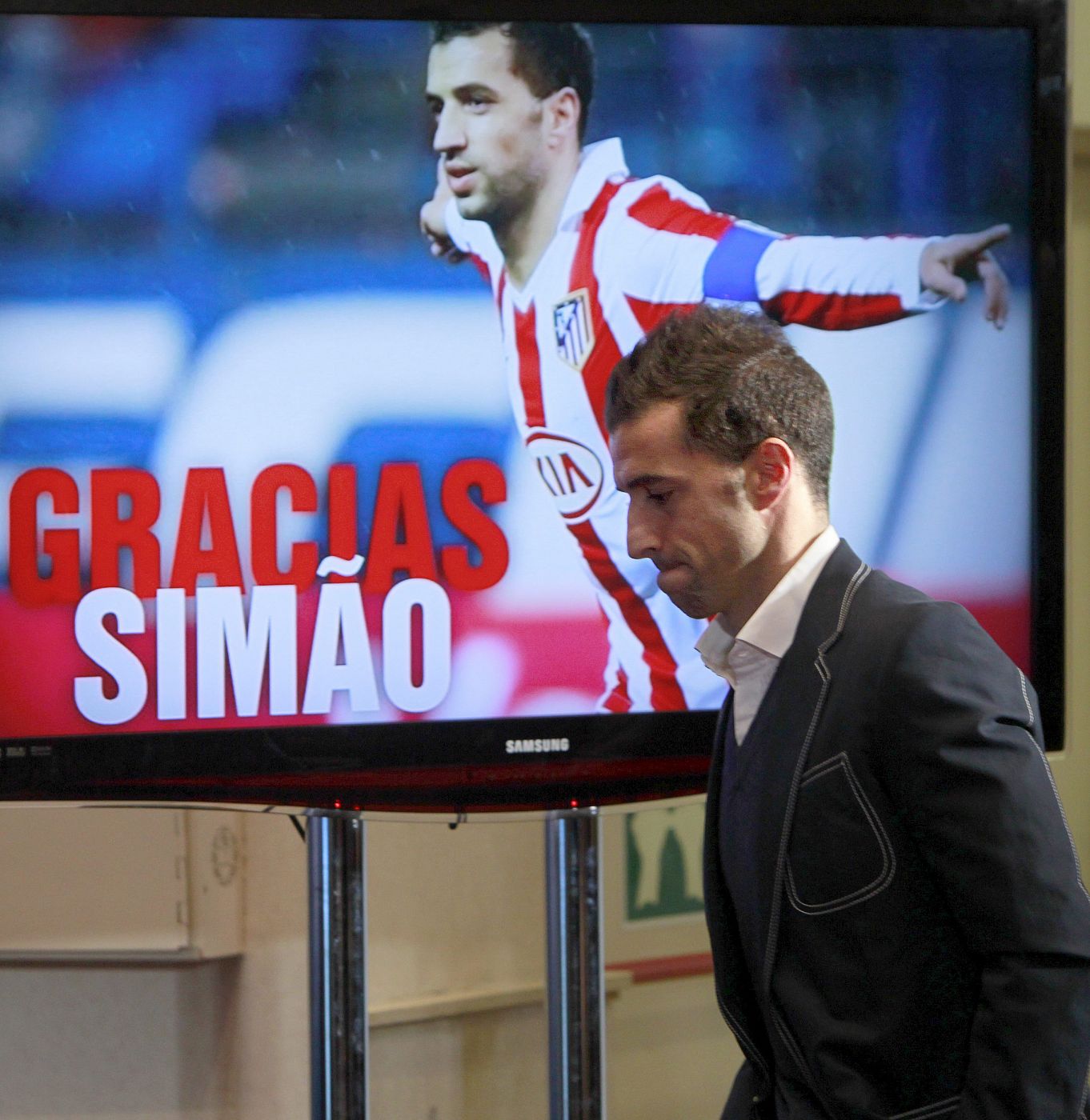El centrocampista portugués Simao Sabrosa en su despedida del Atlético de Madrid.