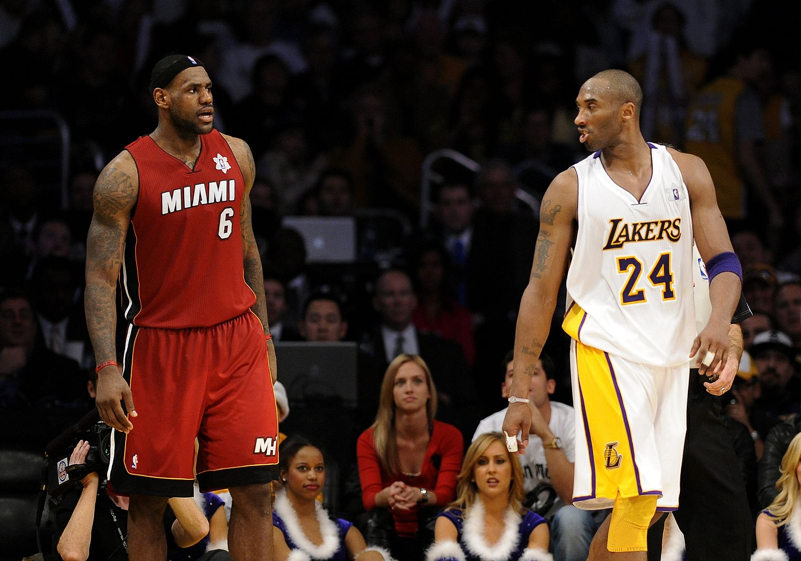 El jugador de Lakers Kobe Bryant conversa con LeBron James, de Miami Heat.