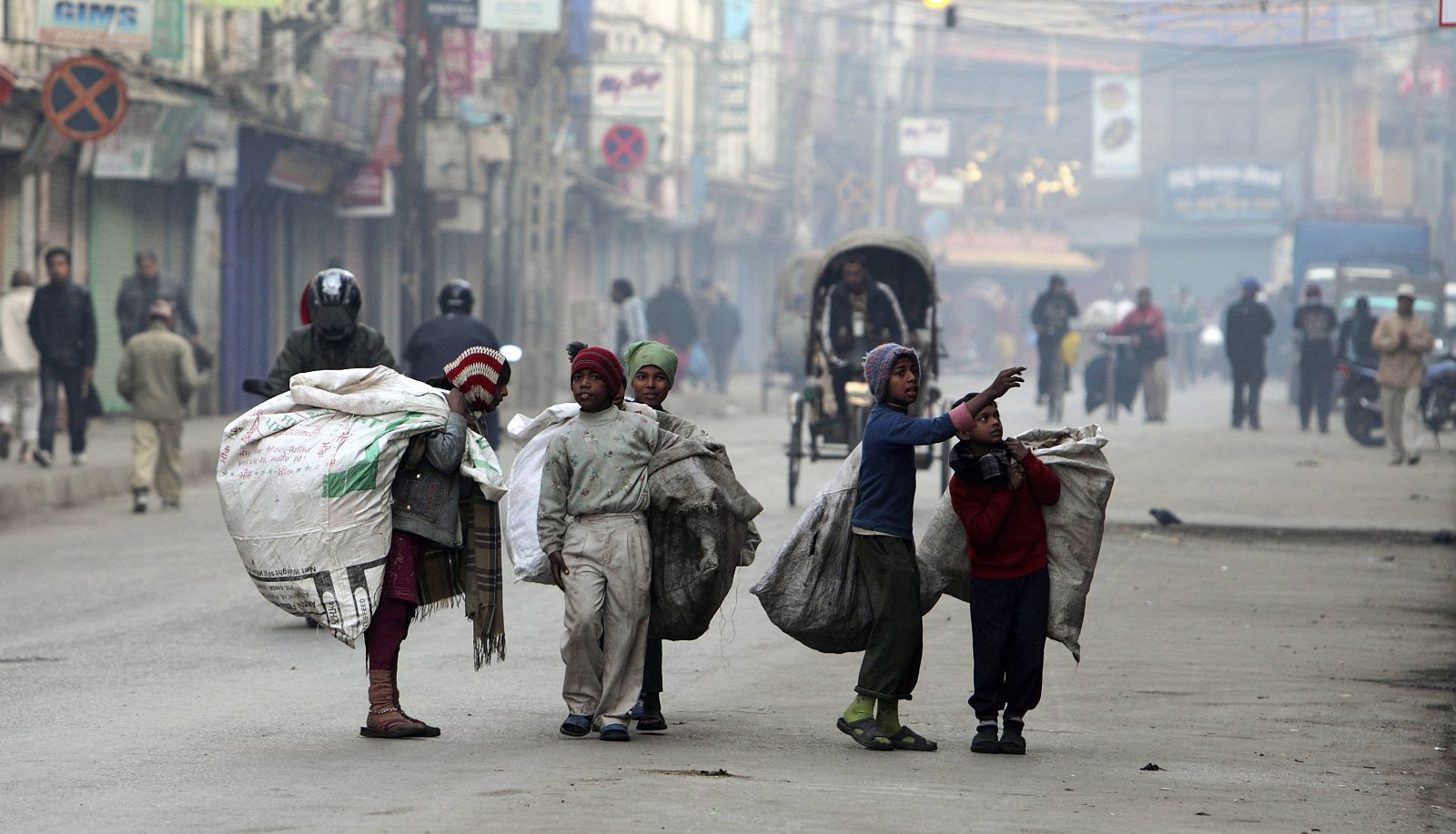 Niños cargando sacos de plástico en Katmandú