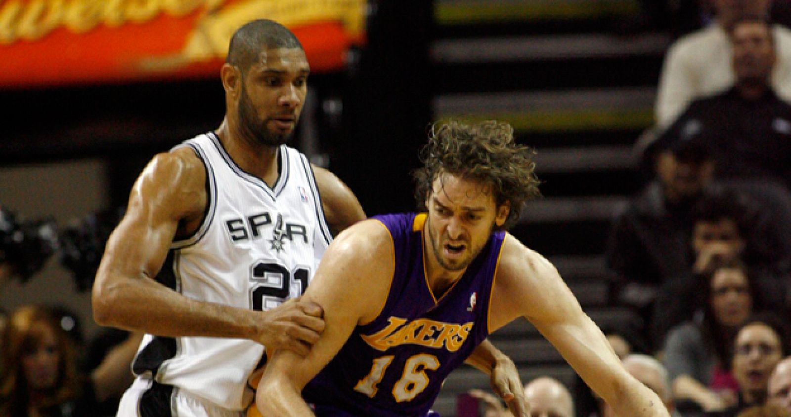 Pau Gasol controla el balón ante la presencia de un jugador de los Spurs de San Antonio.