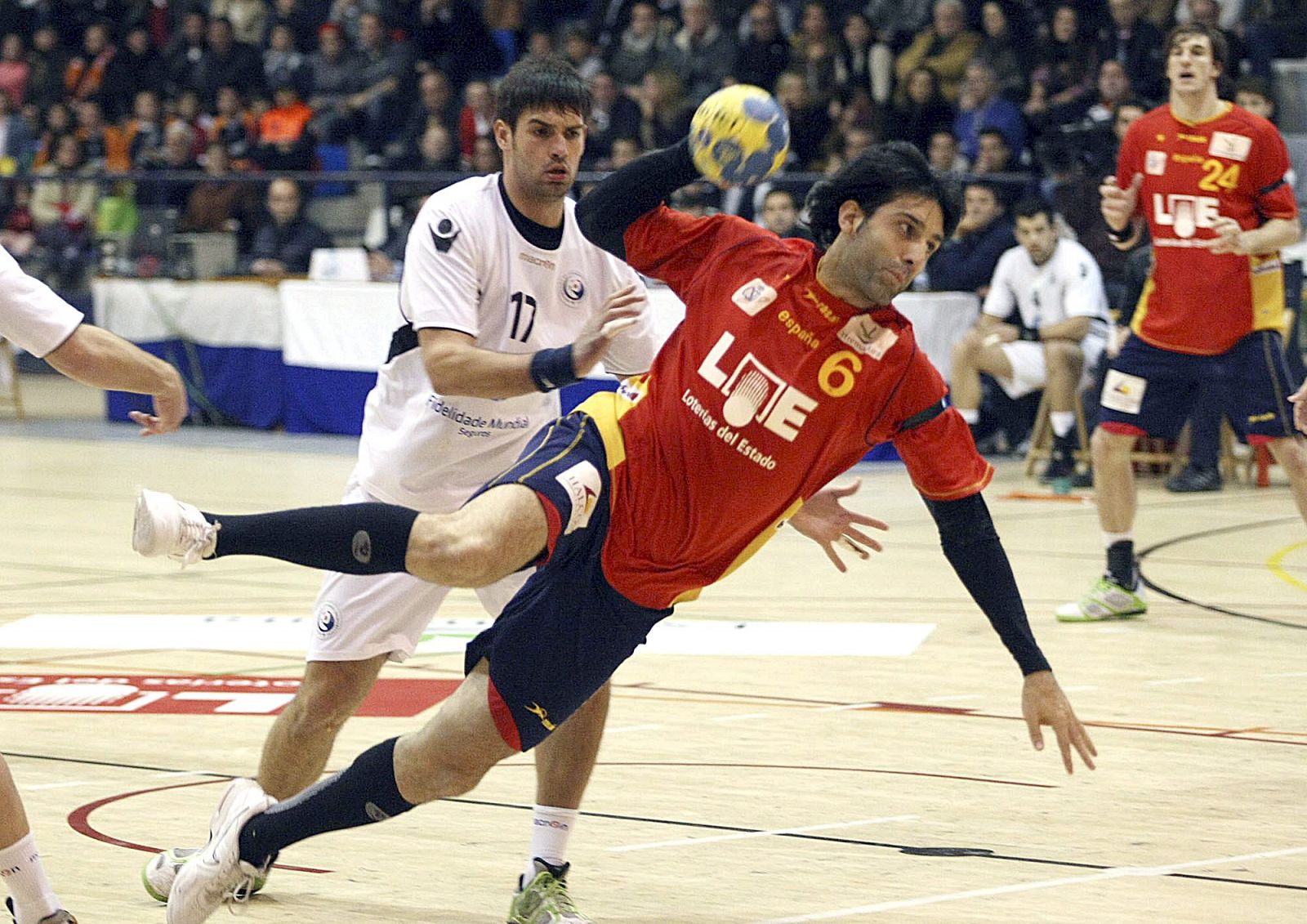 El jugador de la selección española Rubén Garabaya supera la defensa del jugador de Portugal Sousa.