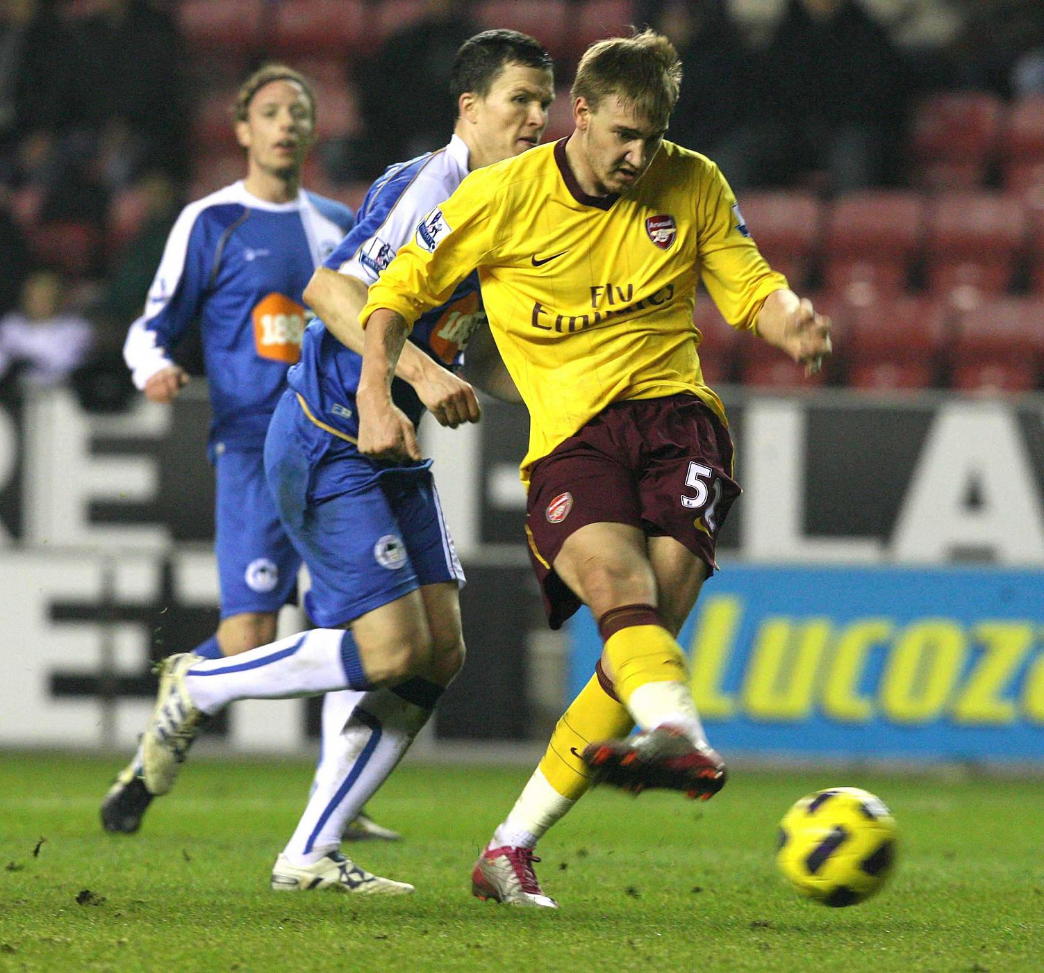 El jugador del Arsenal Nicklas Bendtner anota un gol durante el partido de la liga inglesa ante el Wigan.