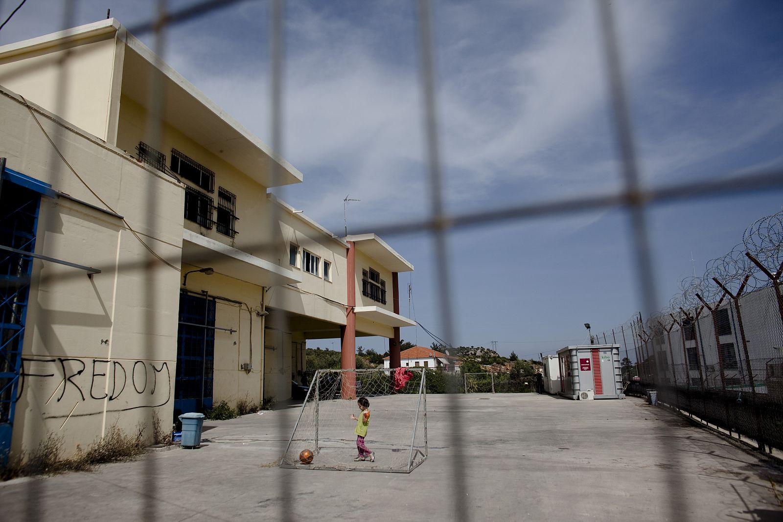 Un niño afgano inmigrante juega en un centro de detención griego.