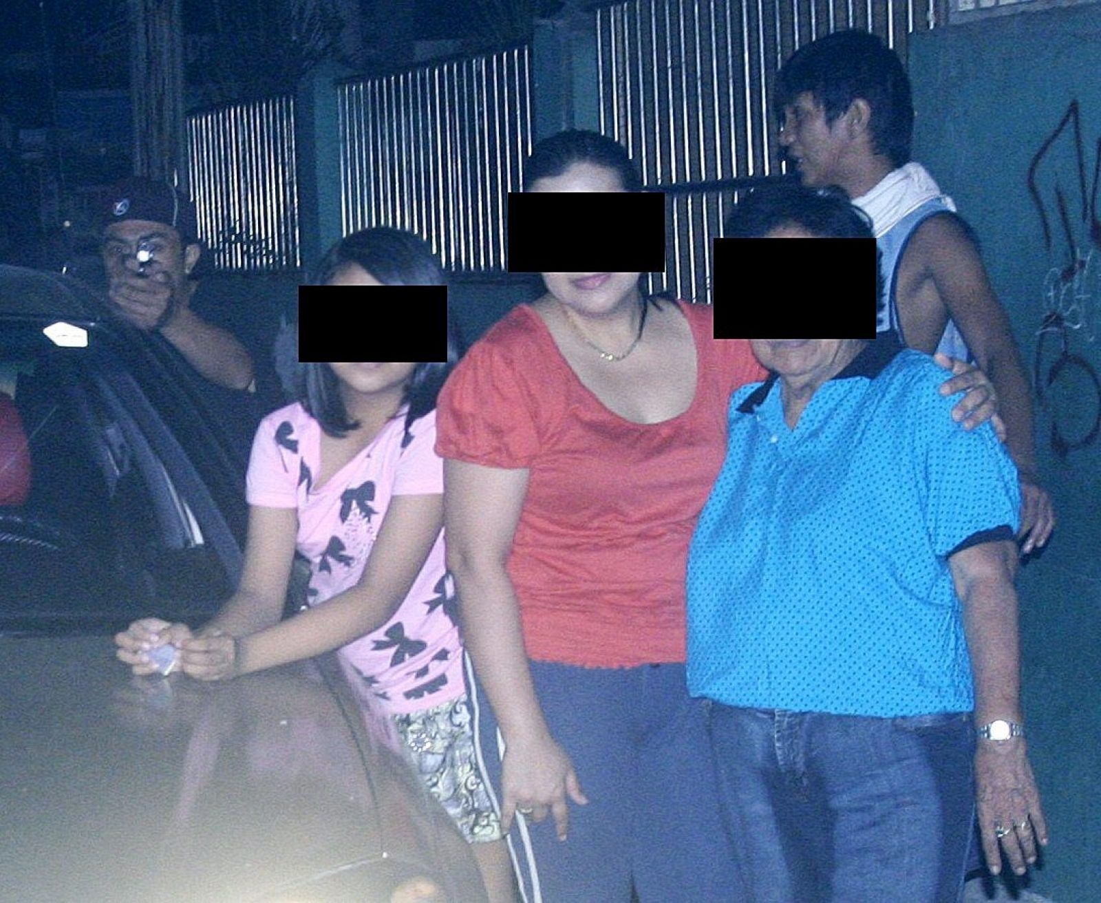 La mujer e hijos de Reynaldo Dagsa. Al fondo aparece, Michael Gonzales, antes de matar a Dagsa.