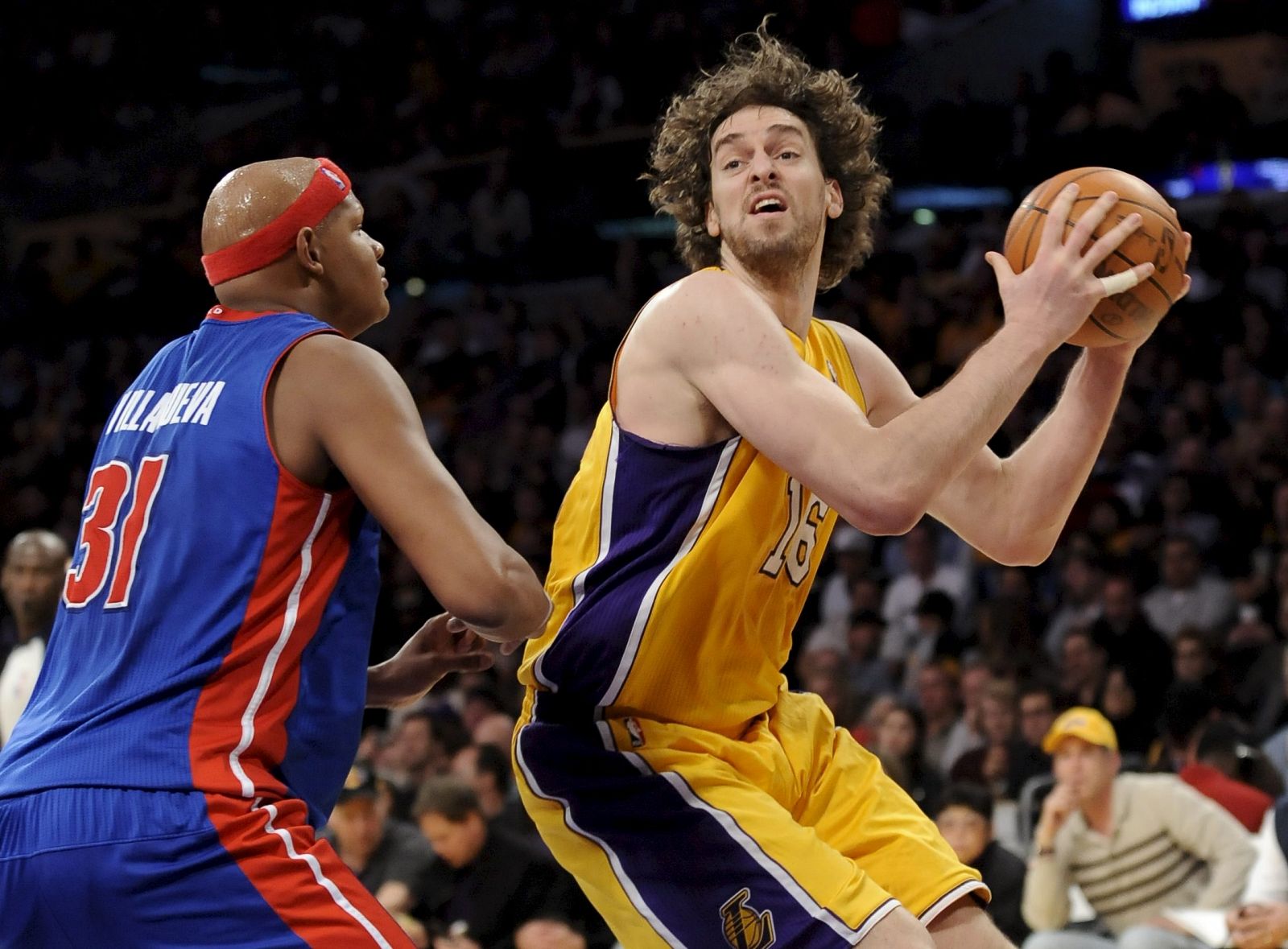 El ala-pivot de Lakers, Pau Gasol, defiende el balón ante la presión del alero de los Pistons, Charlie Villanueva.