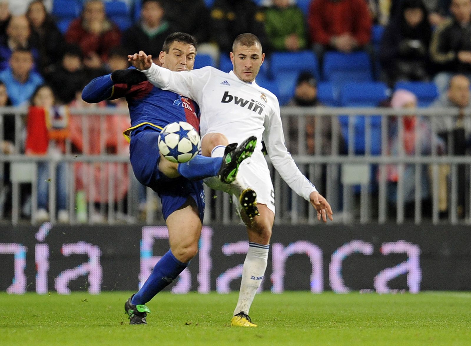 Benzema fue autor de tres goles en el 8-0 que encajó el Levante en el Santiago Bernabéu en el partido de ida de octavos de final de Copa del Rey.