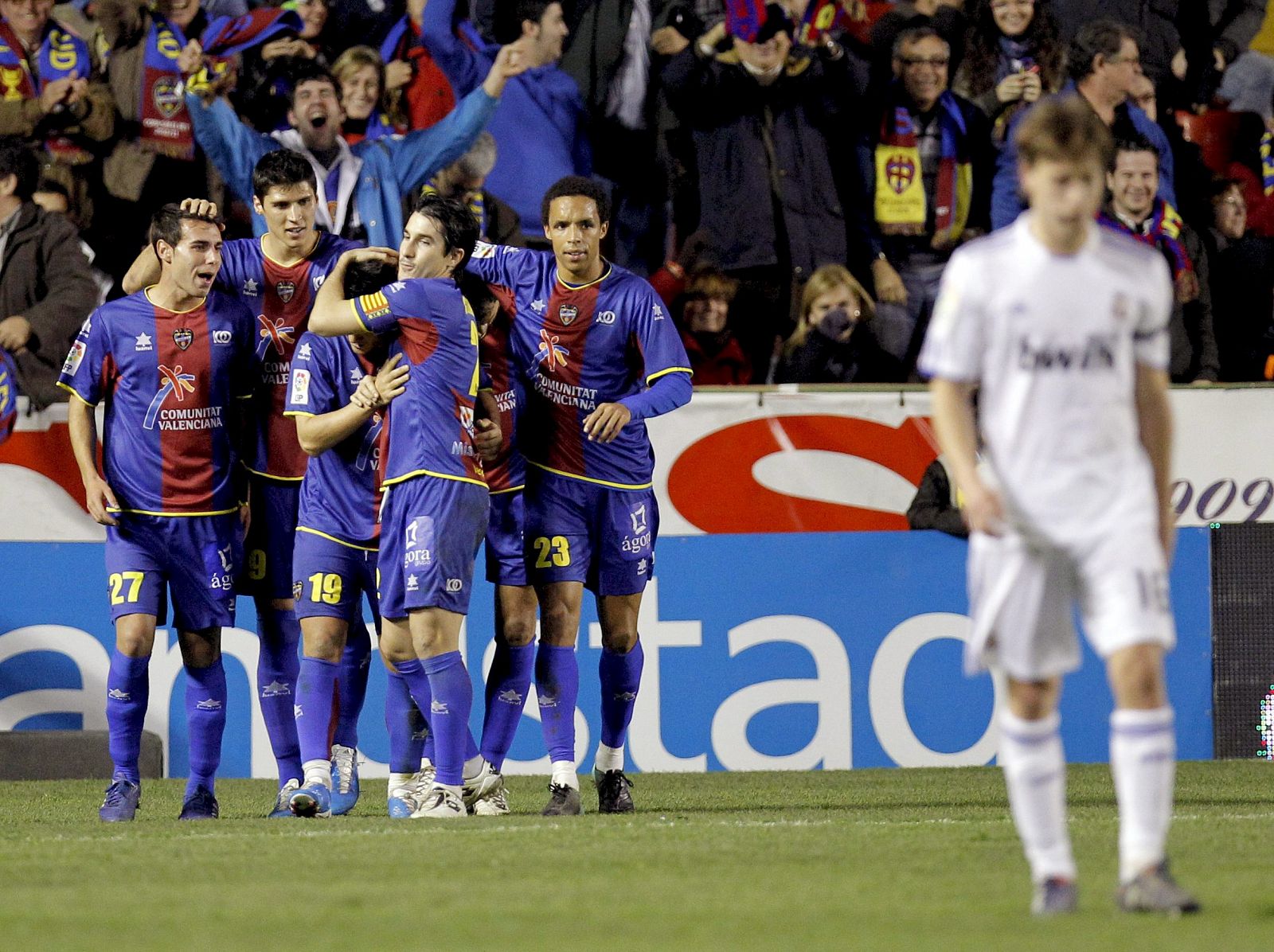 Los jugadores del Levante celebran el primer gol de la victoria 2-0 ante el Real Madrid.
