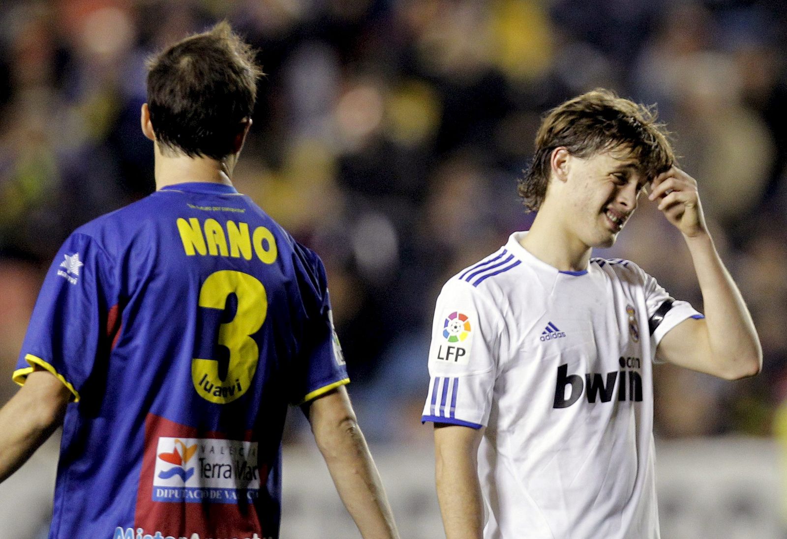 El jugador del Real Madrid Sergio Canales y el defensa del Levante Nano durante el encuentro.