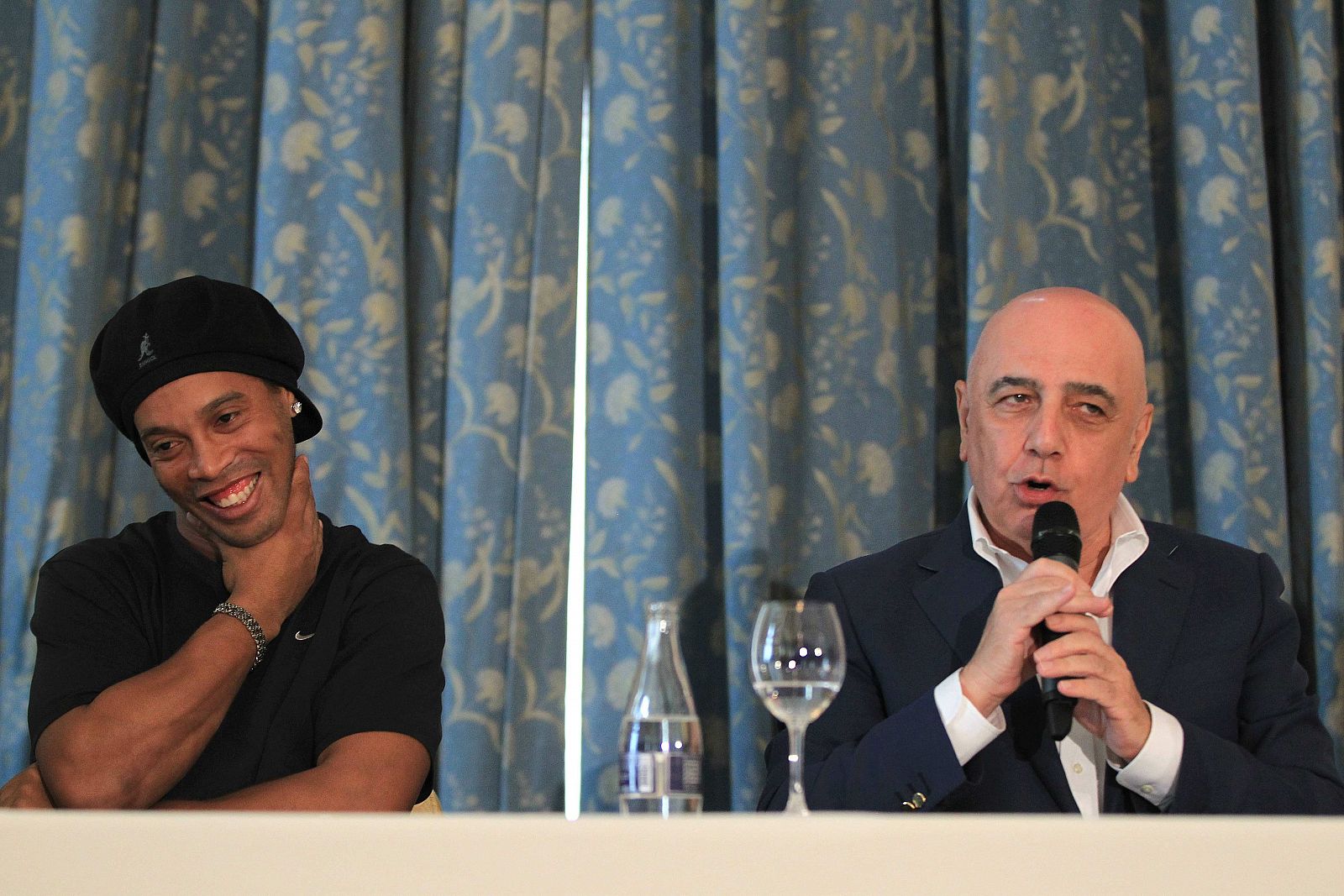 Ronaldinho (i) y el vicepresidente del Milán, Adriano Galliani (d), ofrecen una rueda de prensa