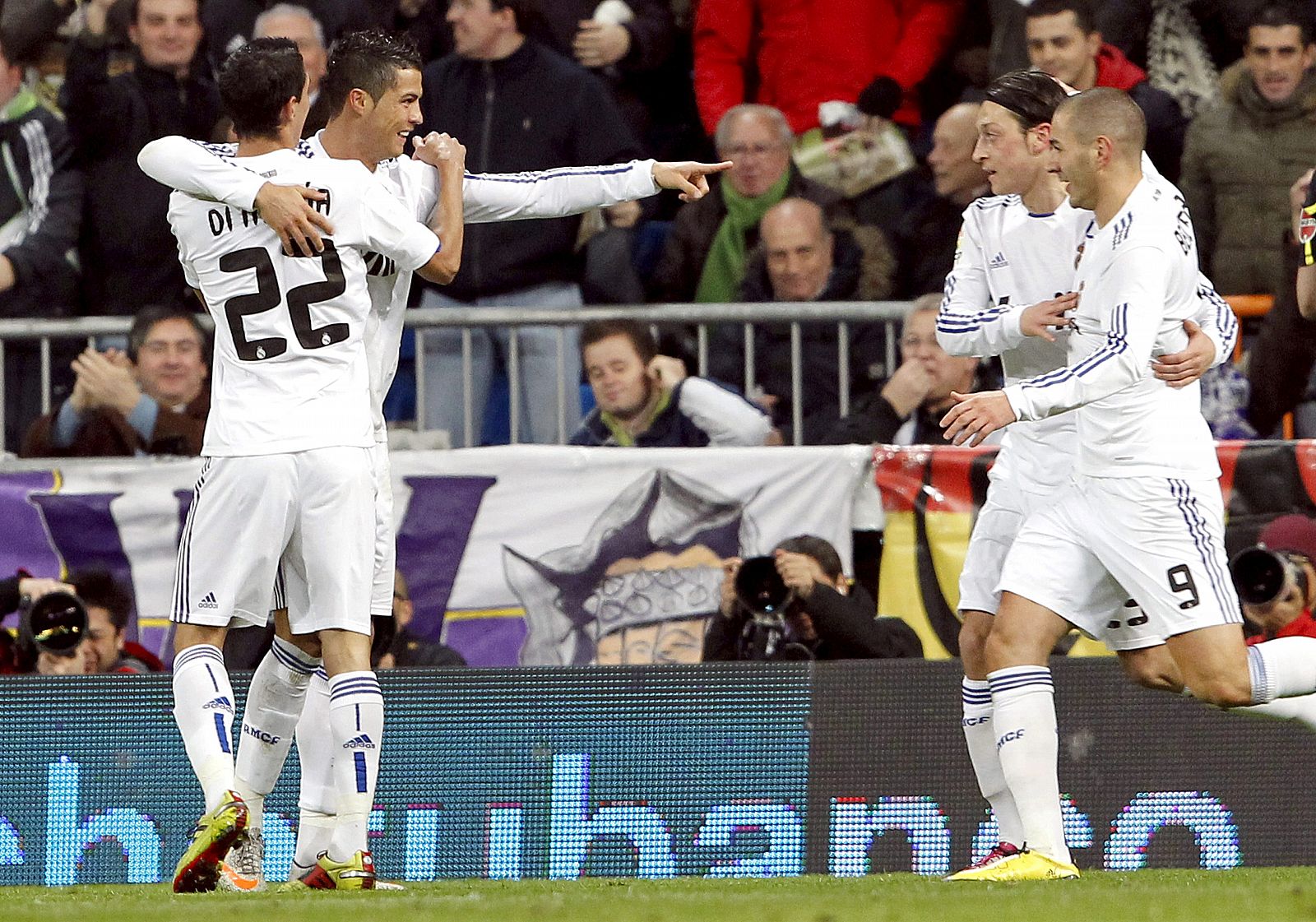 Cristiano Ronaldo (2i) celebra con sus compañeros uno de sus tres goles