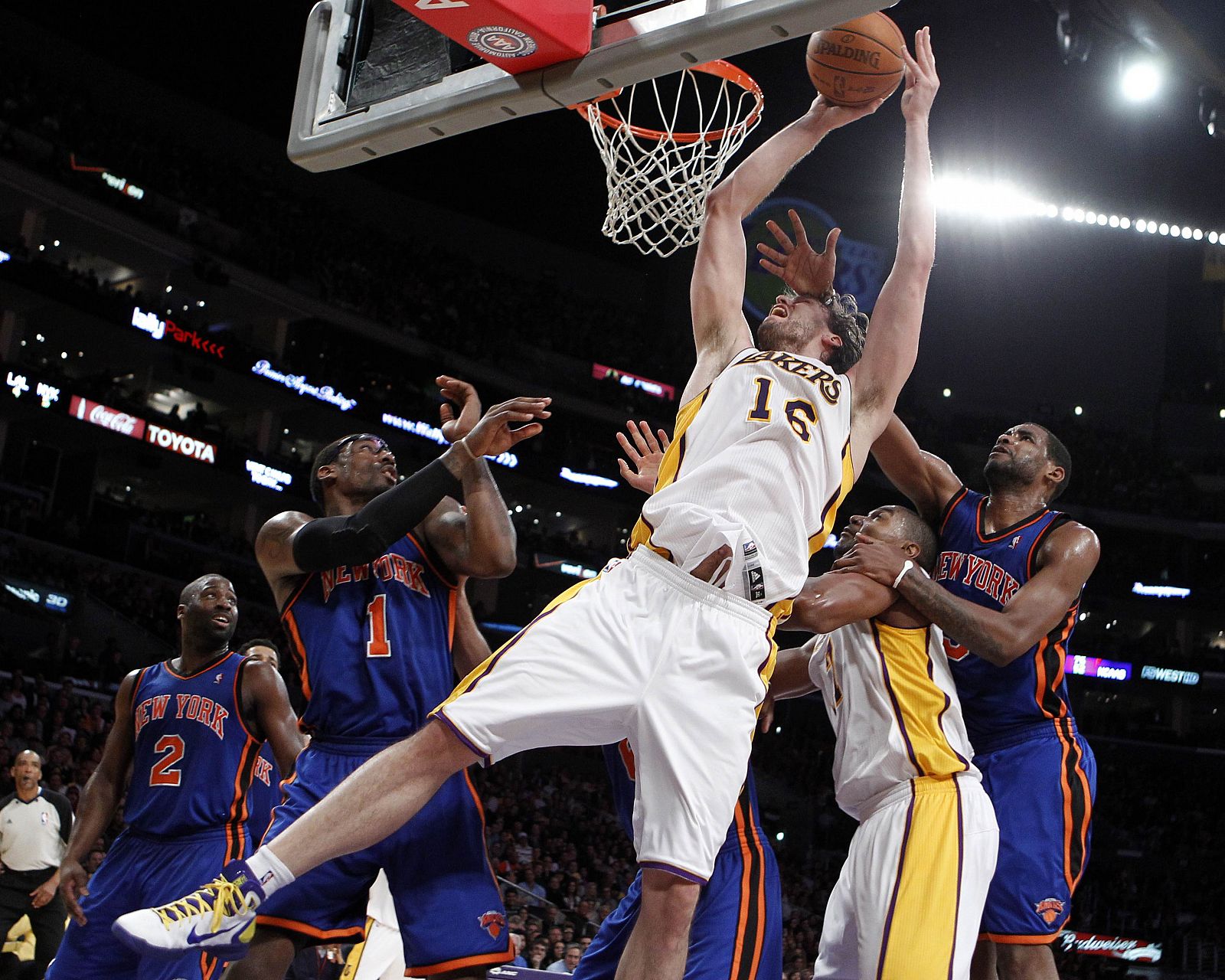 Gasol machaca la canasta de los New York Knicks en la victoria de los Lakers.