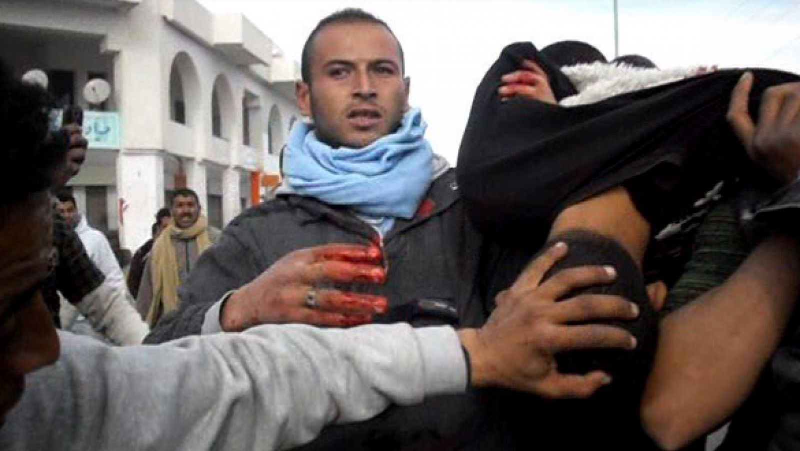 Un manifestante herido es trasladado al hospital en Túnez.