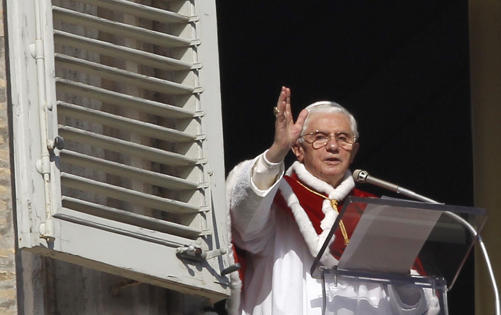 El Papa Benedicto XVI en la Plaza de San Pedro en el Vaticano