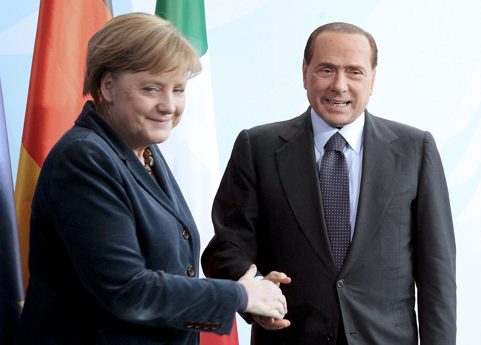 El primer ministro italiano, Silvio Berlusconi (d), es recibido por la canciller alemana, Angela Merkel, en la Cancillería en Berlín,