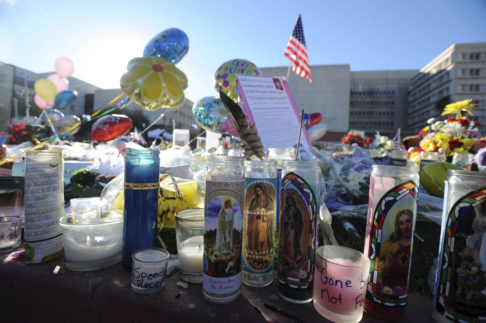 Acto en memoria de las víctimas en la Universidad de Arizona